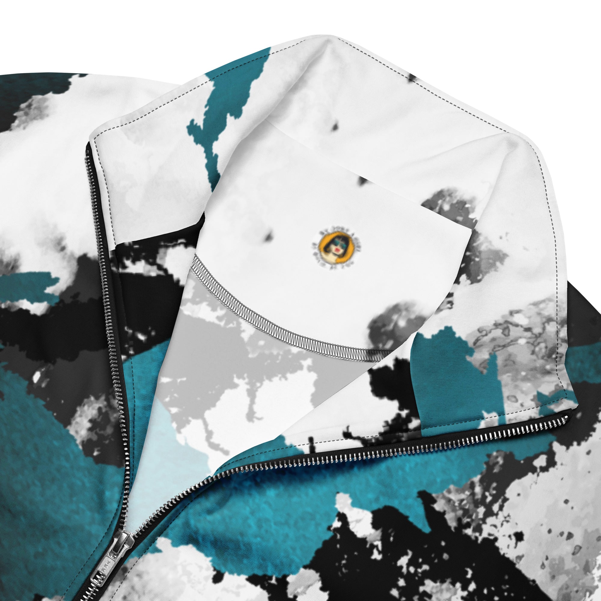 Herren-Trainingsjacke mit einem Inkstorm Muster in Schwarz, Grau, Türkis und Weiß. Die Jacke hat einen Stehkragen und einen durchgehenden Reißverschluss.