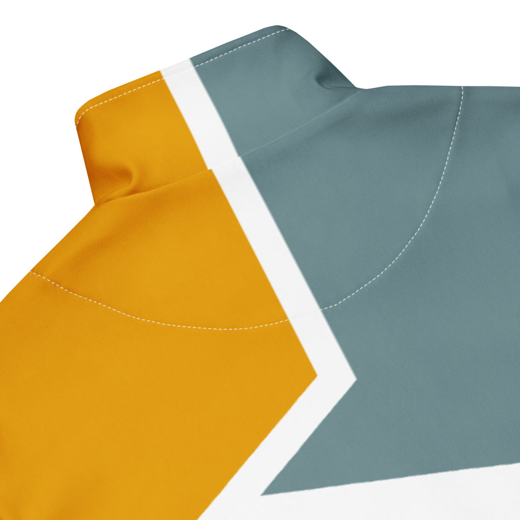 Trainingsjacke mit einem abstrakten, geometrischen Muster in den Farben Gelb, Grau und Weiß. Die Jacke hat einen Stehkragen und einen durchgehenden Reißverschluss.