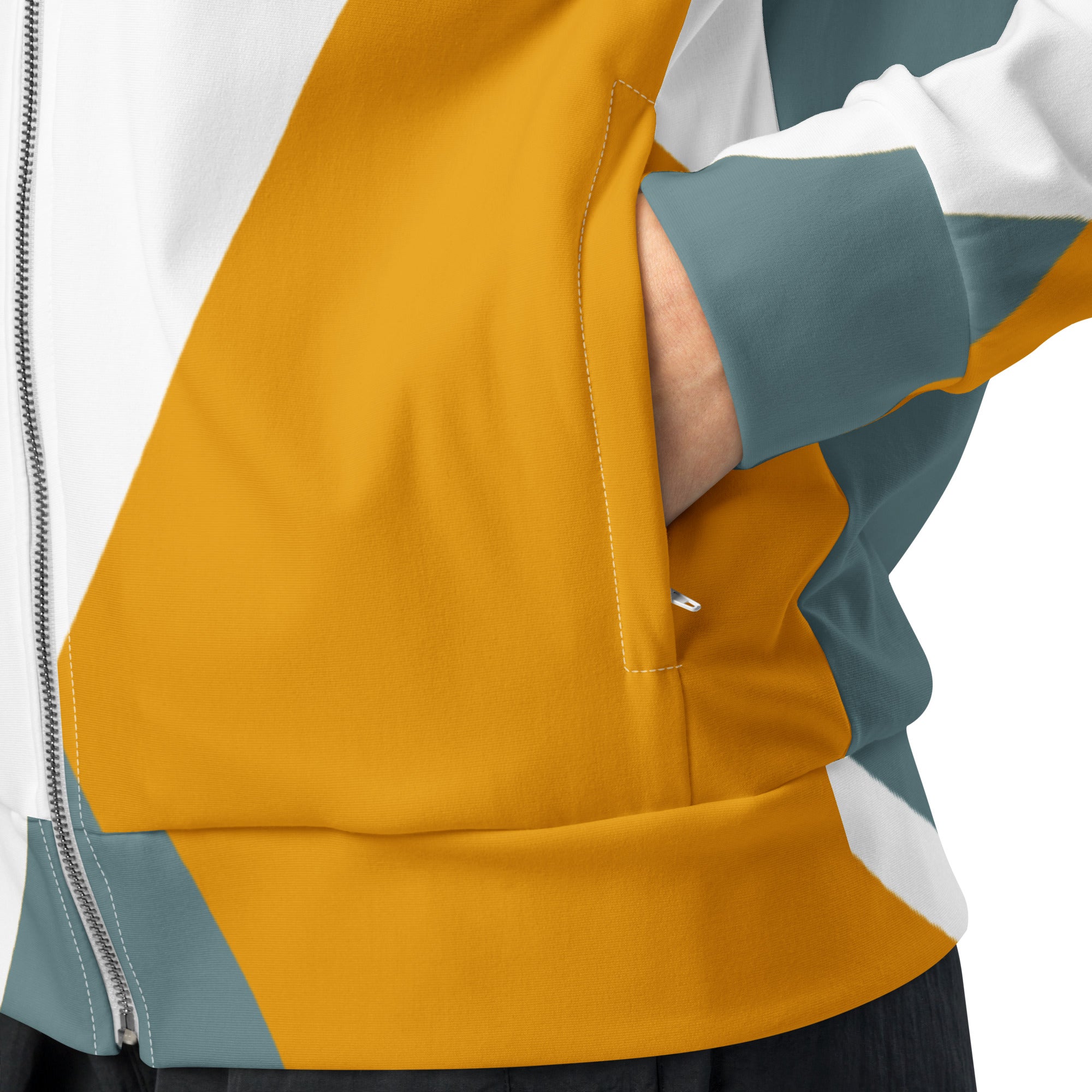 Trainingsjacke mit einem abstrakten, geometrischen Muster in den Farben Gelb, Grau und Weiß. Die Jacke hat einen Stehkragen und einen durchgehenden Reißverschluss.