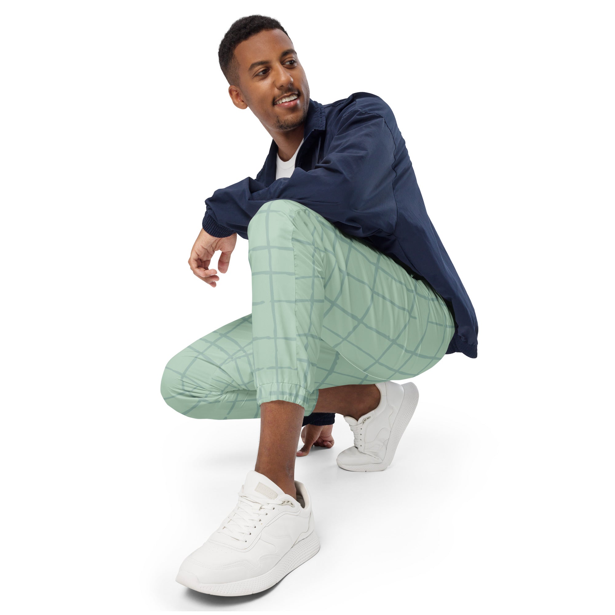 Trainingshose in hellem Mintgrün mit einem dezenten, hellgrauen Gittermuster. Die Hose hat einen elastischen Bund und Bündchen an den Beinabschlüssen.