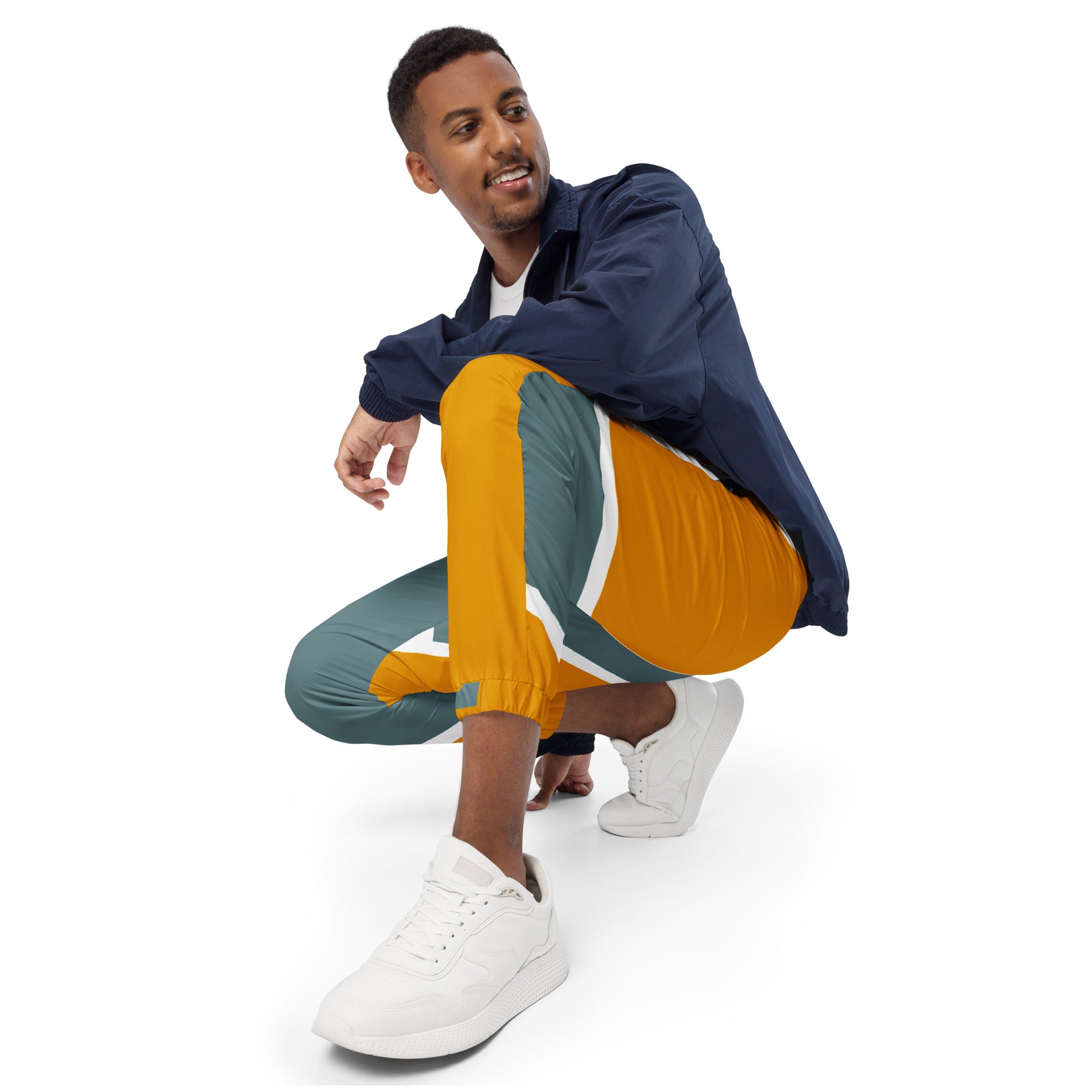 Trainingshose mit einem abstrakten, geometrischen Muster in den Farben Gelb, Grau und Weiß. Die Hose hat einen elastischen Bund und Bündchen an den Beinabschlüssen.