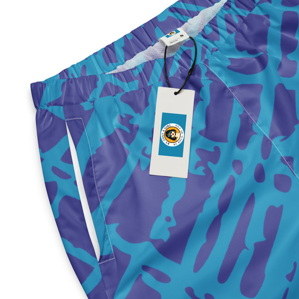 Herren-Trainingshose in Türkis und Lila mit einem abstrakten, gitterartigen Muster. Die Hose hat einen elastischen Bund und Bündchen an den Beinabschlüssen.