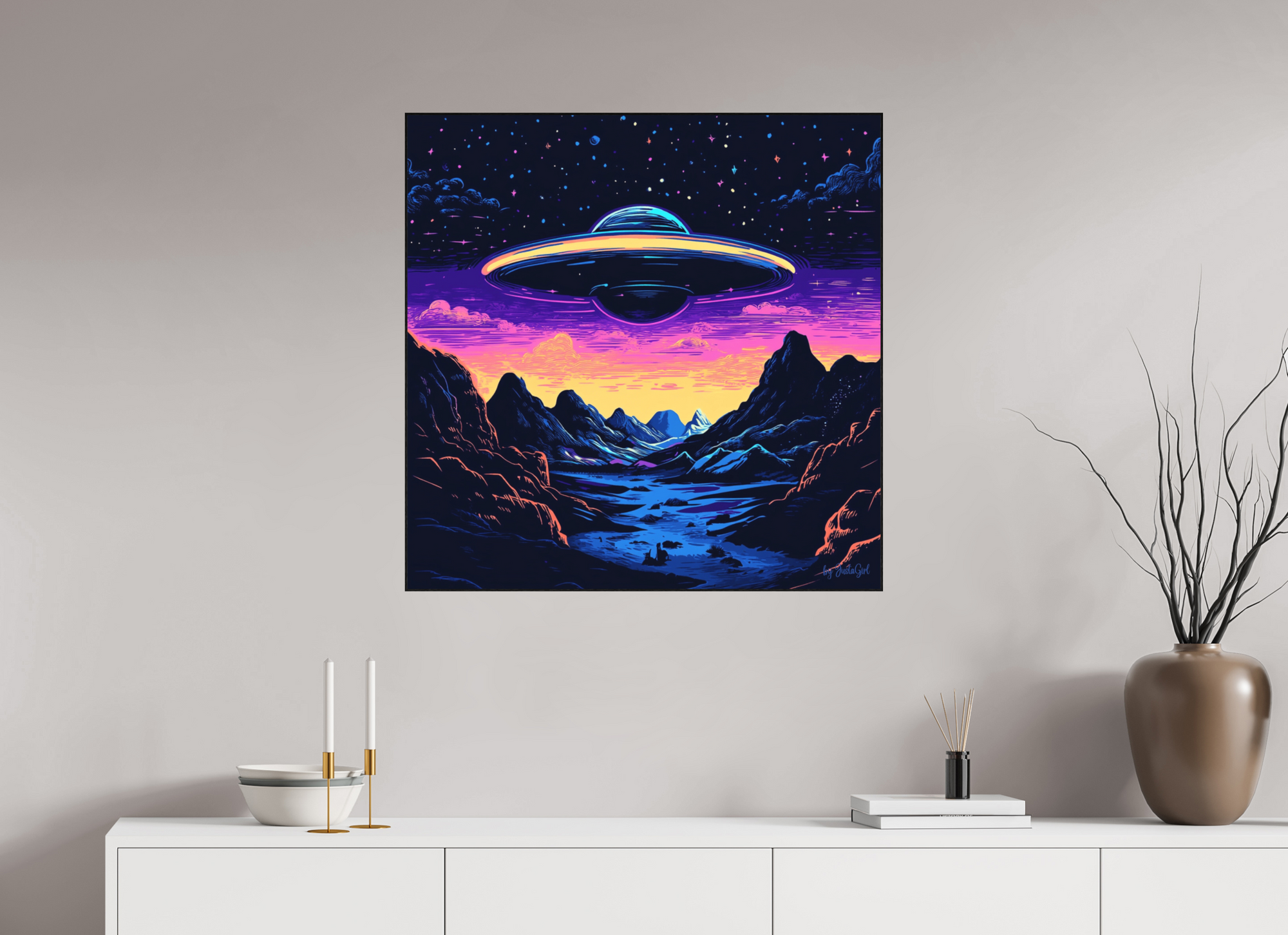 Ein Moment zwischen Himmel und Erde, Realität und Fantasie - asl der Himmel in Farben brennt und sich das Unbekannte zeigt. Das schwebende UFO wirkt ruhig und doch mächtig, wie eine Erinnerung daran, dass wir nicht alles verstehen müssen, um es zu fühlen. Dieses Bild ist eine Hommage an Neugier, Staunen und das grenzenlose Universum der Möglichkeiten. Hängend oberhalb eines weißen sideboards mit minimalischter dekoration und einer sanften grau-beigen wandfarbe. designed, by Just a Girl.