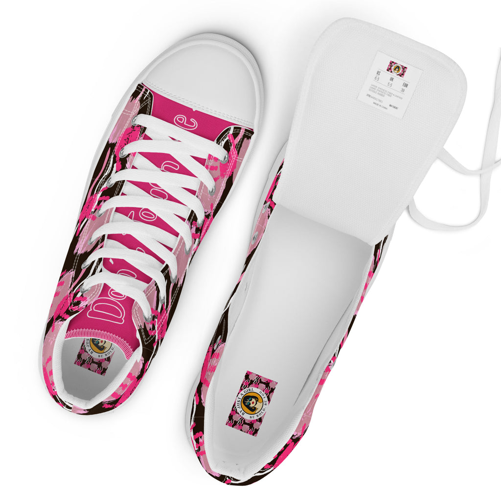 Ansicht von oben der High-Top-Canvas-Sneaker ein Schuh geschlossen mit Ansicht auf die Pinke Schuzunge mit weißer Schrift "Don´t Touch Me" zu sehen ist. Der andere Schuh ist offen mit Sicht auf das Fussbett mit Logo. Designed, by Just by Girl.