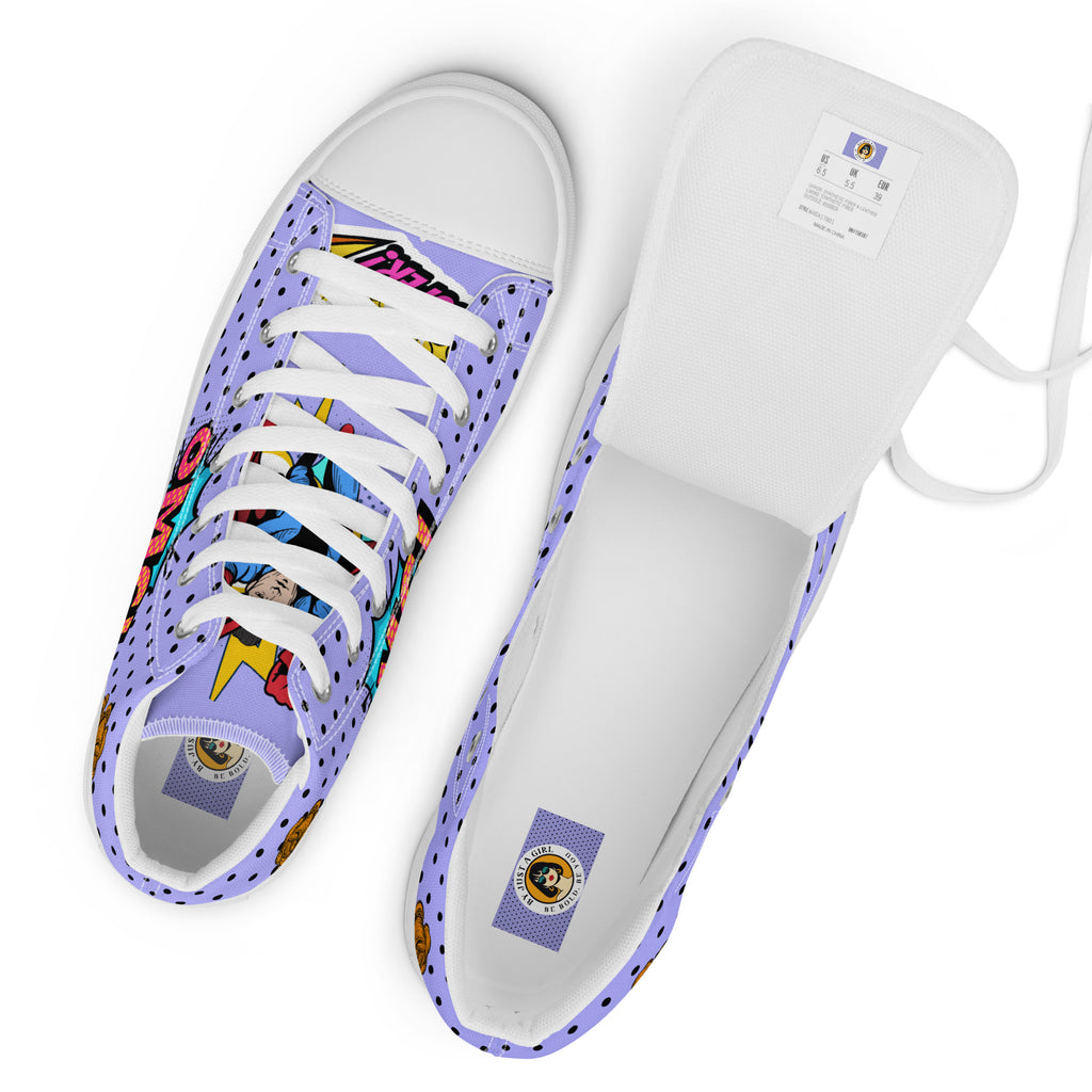 Ansicht von oben mit Blick auf das Fussbett mit Logo der  High-Top-Canvas-Sneaker im Pop-Art-Stil. Der Schuh hat einen lila Hintergrund mit schwarzen Punkten, eine Comic-Frau und eine "OMG!"-Sprechblase. Die linke Schuhzunge zeigt ein Superman-Logo und eine "OK!"-Sprechblase, die rechte Zunge eine "Yesss!"-Sprechblase. Sohlen, Zehenkappen und Schnürsenkel sind weiß. Designed, by Just a Girl.