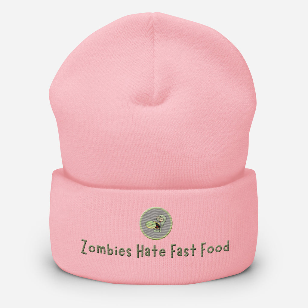 Ein babyrosa farbenes Cuffed Beanie mit aufgesticktem Patch von Homer und einem Donut mit einem grau-salbei farbenen Rahmen sowie einen Schriftzug darunter mit dem Satz "Zombies Hate Fast Food!" auf der Vorderseite. Designed, by Just a Girl.