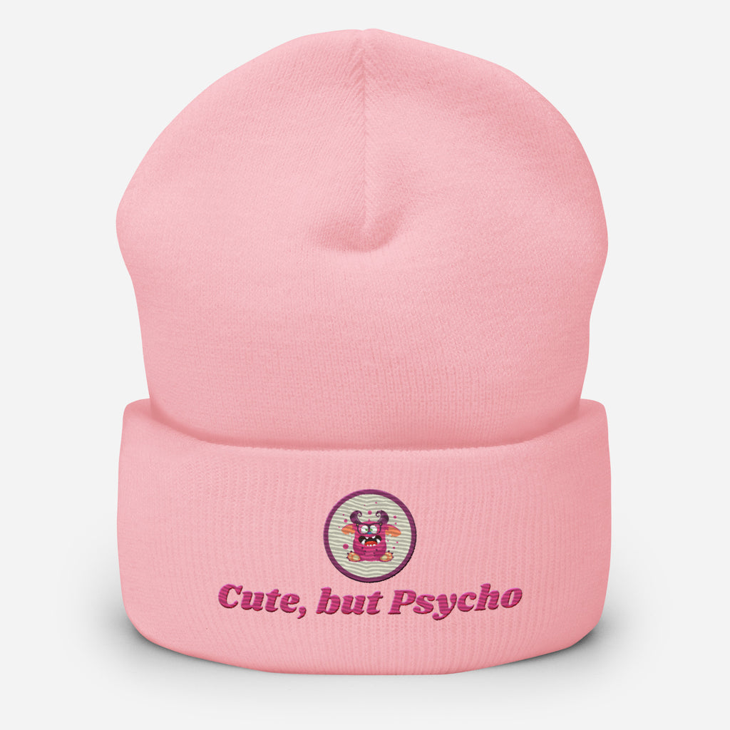 Eine Baby Rosa Cuffed Beanie mit aufgesticktem pinken monster gesicht in einem runden lila Rahmen auf der Vorderseite und "Cute but Psycho" Schrift darunter. Designed, by Just a Girl.
