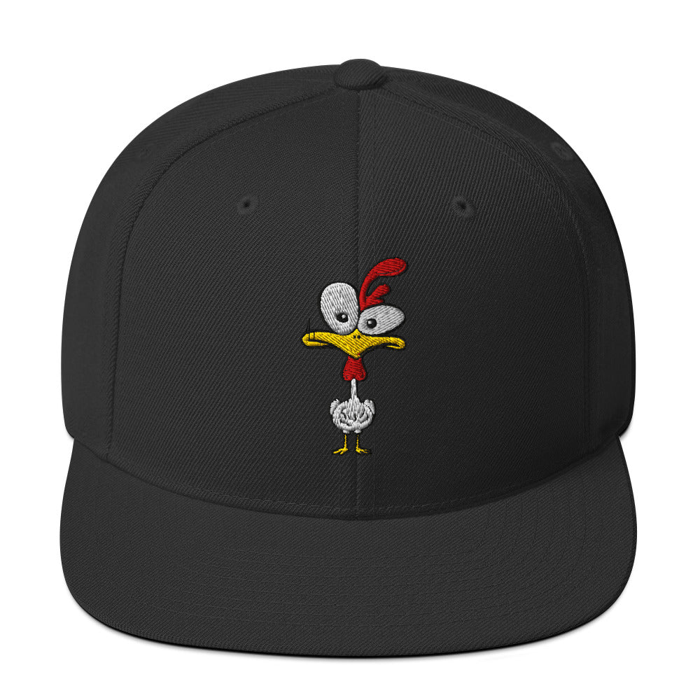 Eine klassische, farbige Snapback-Cap mit flachem Schirm. Auf der Vorderseite ist ein gesticktes Cartoon-Motiv eines Huhns zu sehen, das einen hellen Kopf, große Augen, einen farbigen Kamm und einen Schnabel sowie eine kleine stilisierte Geste am Hals hat. Der obere Teil der Kappe ist dunkel, während der Schirm und der obere Knopf eine leuchtende Kontrastfarbe aufweisen.