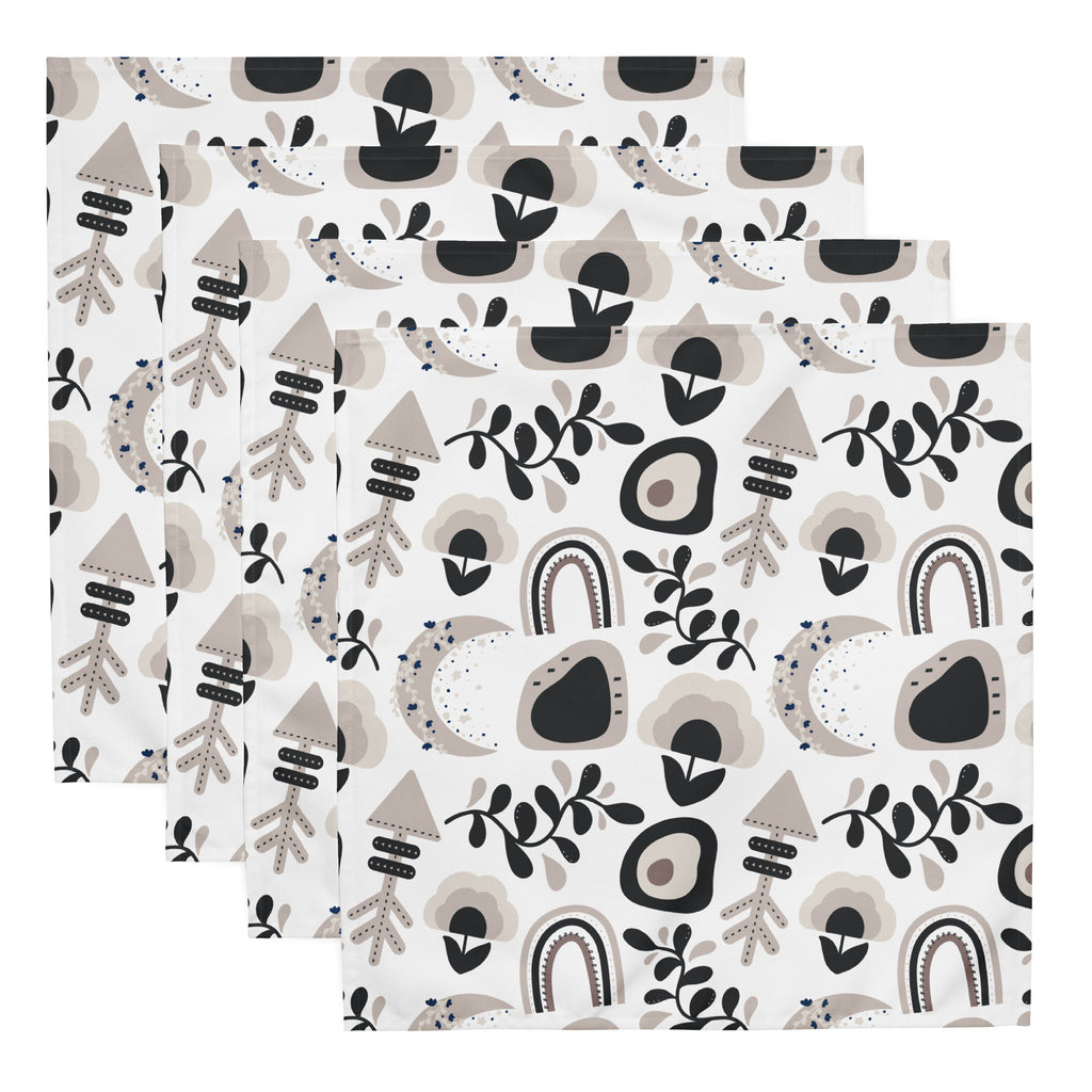 Ein Set aus vier Stoff-Servietten, freigestellt auf weißem Hintergrund. Das Muster zeigt ein abstraktes Design mit Boho-Elementen wie stilisierten Pfeilen, einem Regenbogen, einer gepunkteten Mondsichel und floralen Motiven in Schwarz, Beige und brauntönen.