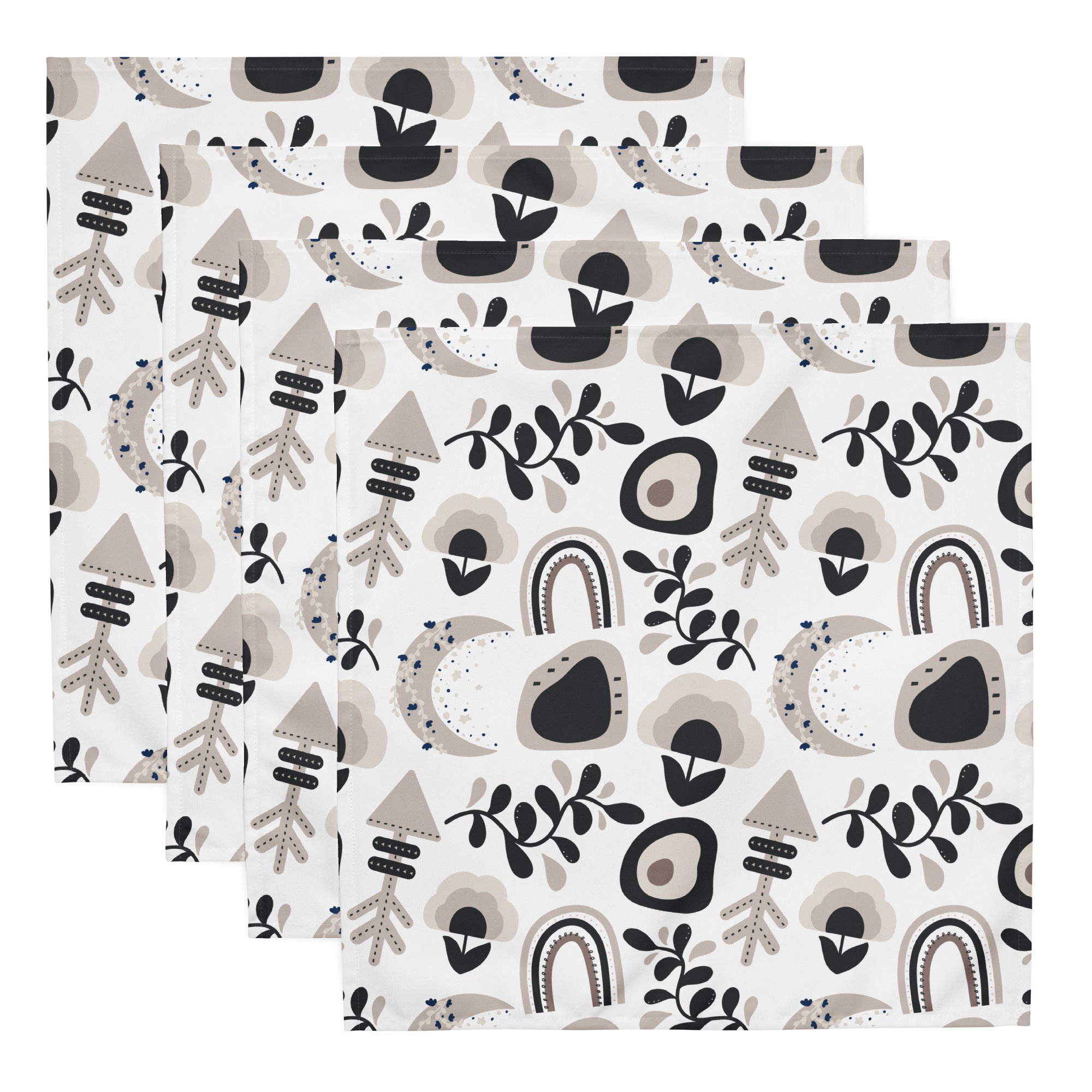 Ein Set aus vier Stoff-Servietten, freigestellt auf weißem Hintergrund. Das Muster zeigt ein abstraktes Design mit Boho-Elementen wie stilisierten Pfeilen, einem Regenbogen, einer gepunkteten Mondsichel und floralen Motiven in Schwarz, Beige und brauntönen.