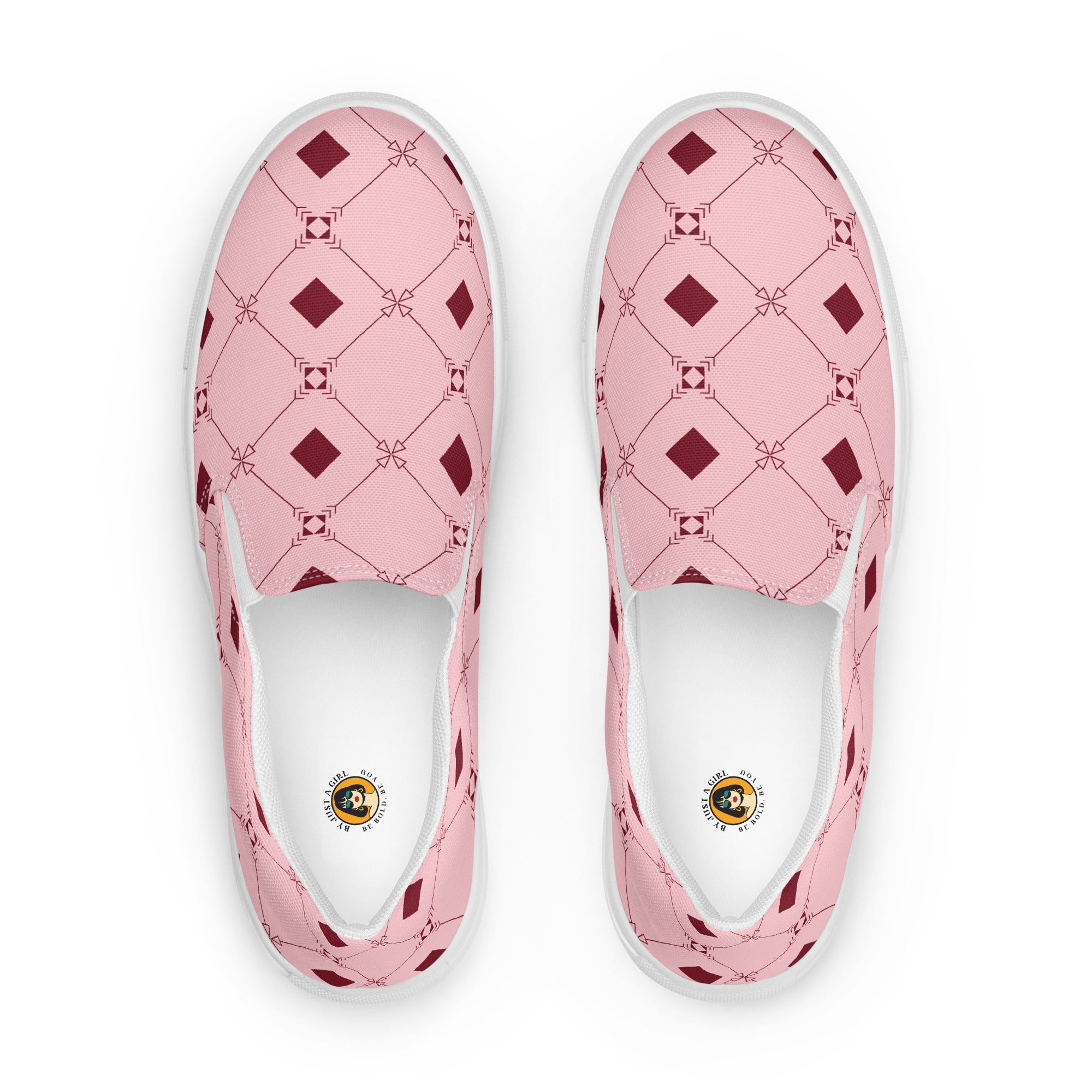 Ein Paar Damen Slip-on-Schuhe Ansicht von oben mit einem geometrischen Muster aus dunklen roten Quadraten und Linien auf einem hellrosa Hintergrund.  Designed, by Just a Girl.