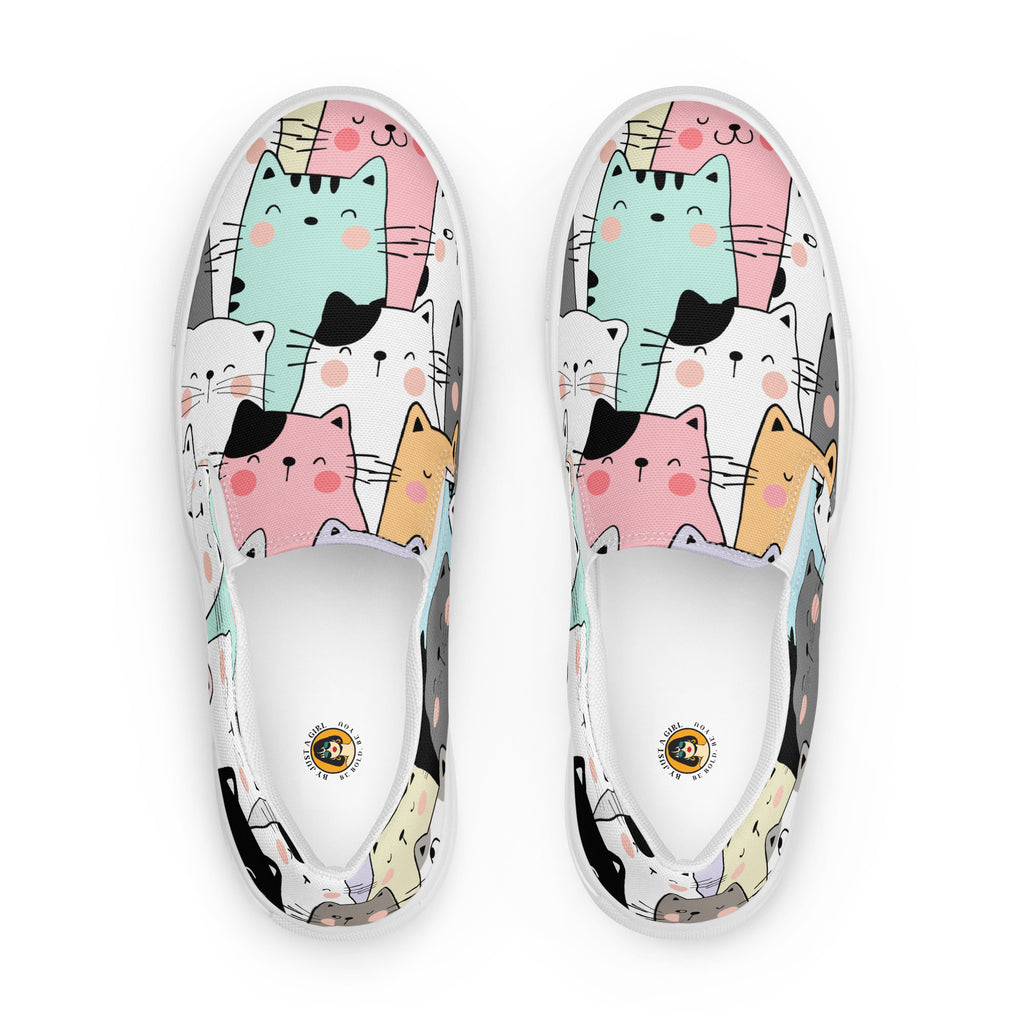 Ein Paar Damen Slip-on-Schuhe Ansicht von oben mit einem Muster aus stilisierten, farbigen Katzen in Grau, Rosa, Orange, Mintgrün und Weiß. Der Hintergrund ist weiß. Designed, by Just a Girl.