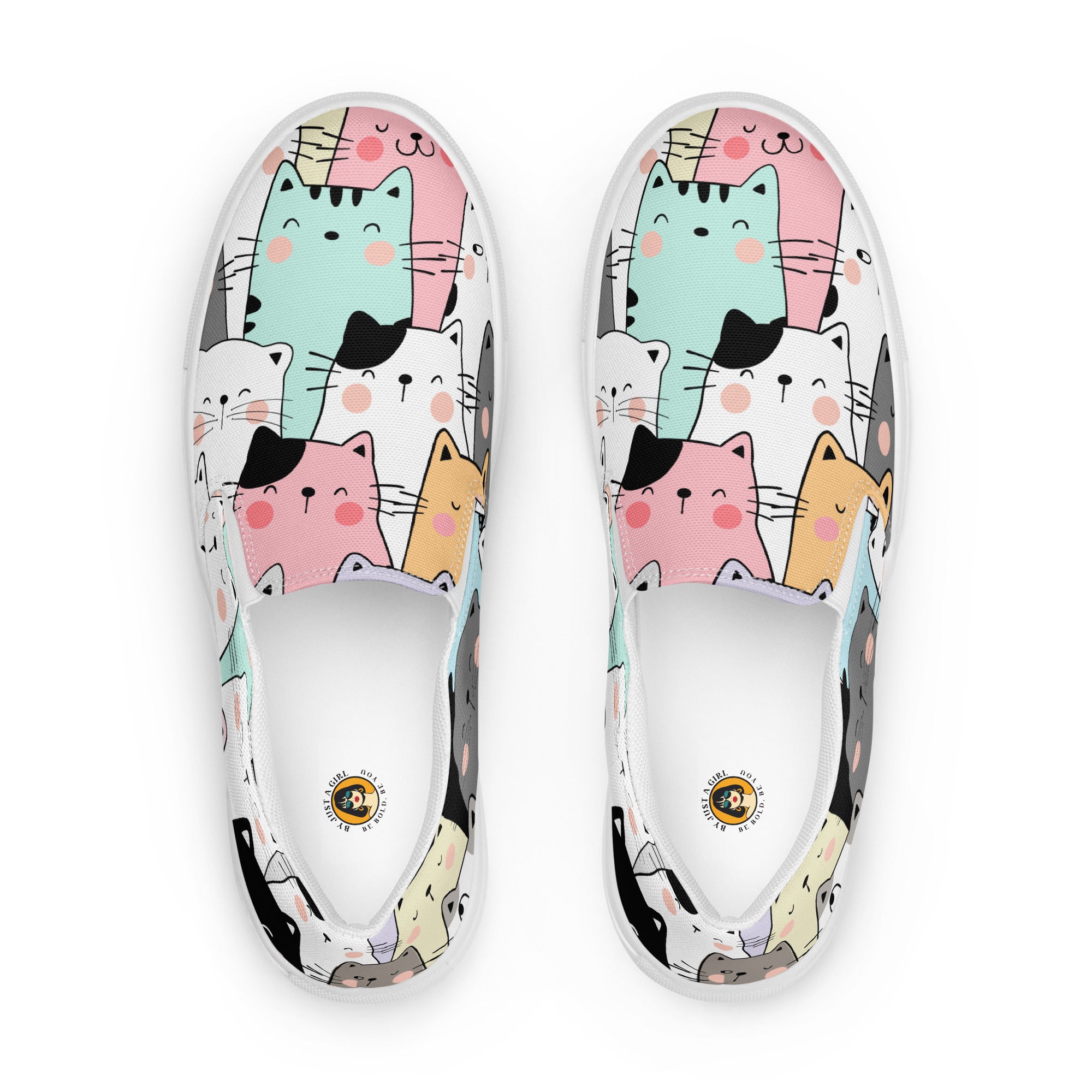 Ein Paar Damen Slip-on-Schuhe Ansicht von oben mit einem Muster aus stilisierten, farbigen Katzen in Grau, Rosa, Orange, Mintgrün und Weiß. Der Hintergrund ist weiß. Designed, by Just a Girl.