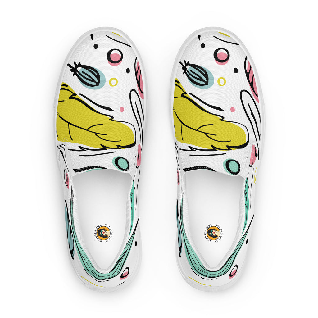 Ein Paar weiße Damen-Slip-on-Schuhe Ansicht vo oben mit einem bunten, abstrakten Muster aus fließenden Formen in Gelb, Grün, Pink und Blau.Der  Hintergrund ist weiß. Designed, by Just a Girl.