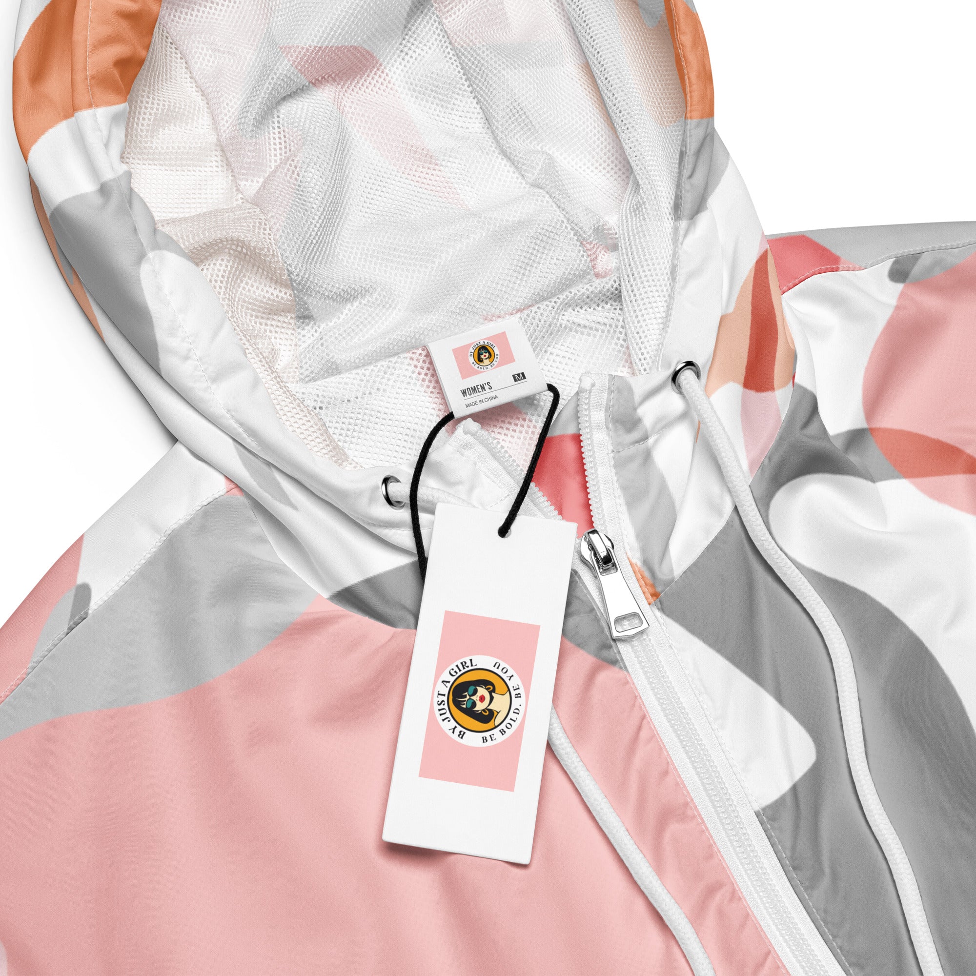 Cropped Windbreaker mit farbenfrohem Flamingo-Muster. Lässiger Streetstyle für Frauen von By Just a Girl.