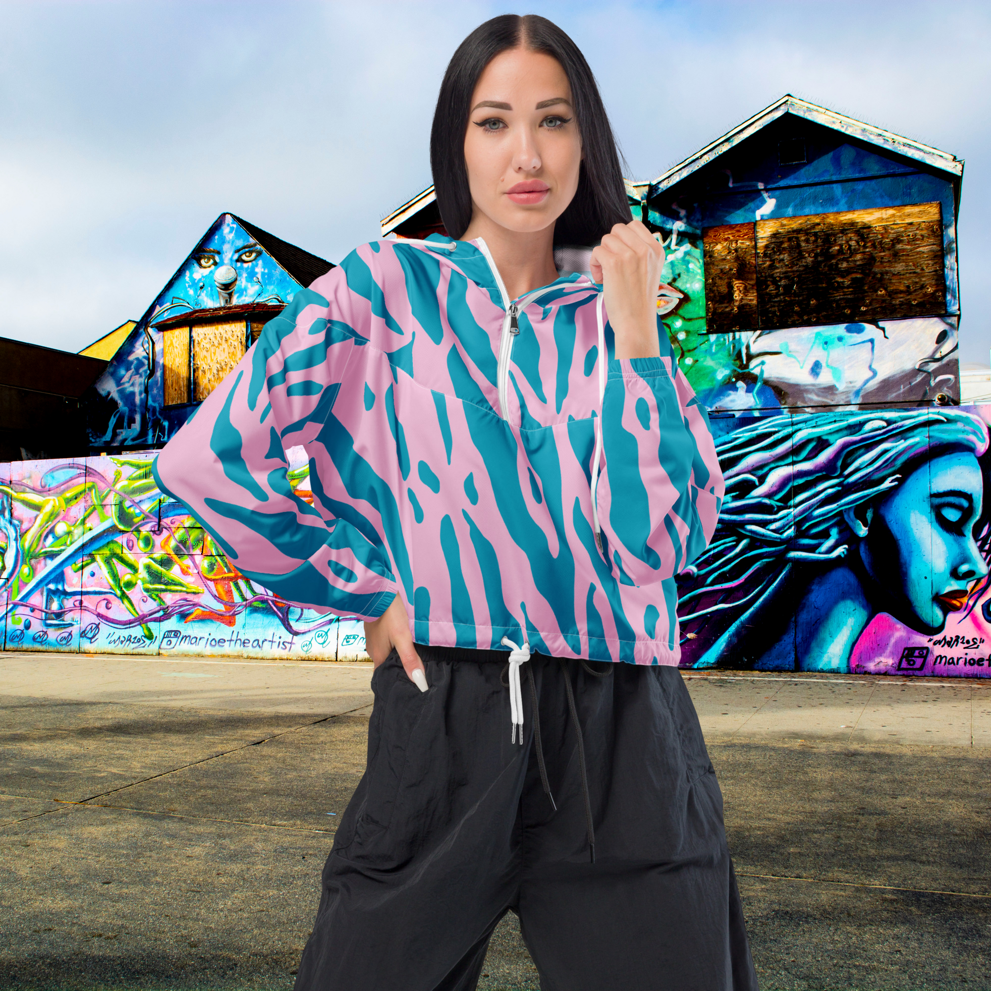 Damen Cropped Windbreaker mit pink-türkisem Animal Design. Auffällige Streetwear für Frauen, designed by, By Just a Girl.