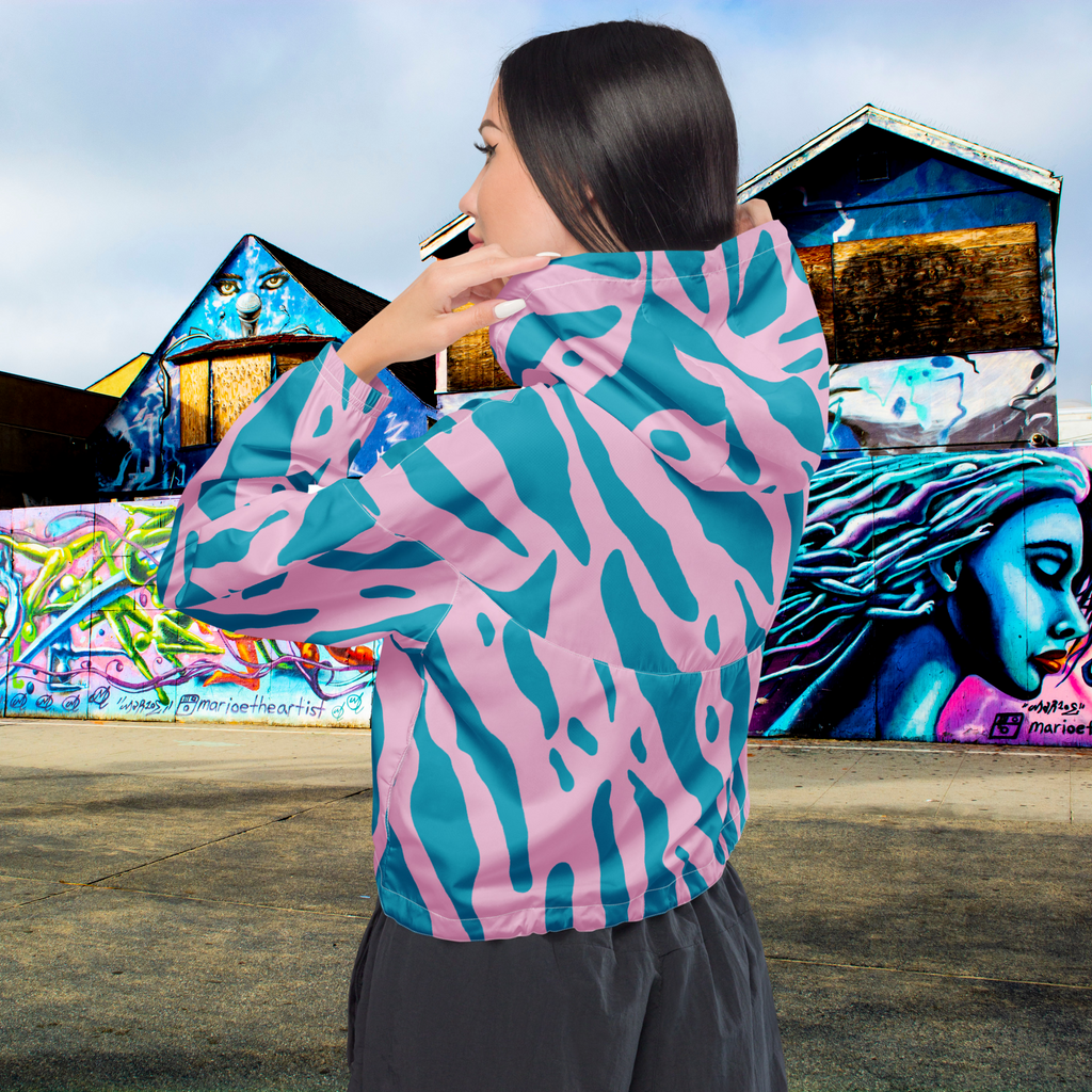 Damen Cropped Windbreaker mit pink-türkisem Animal Design. Auffällige Streetwear für Frauen, designed by, By Just a Girl.