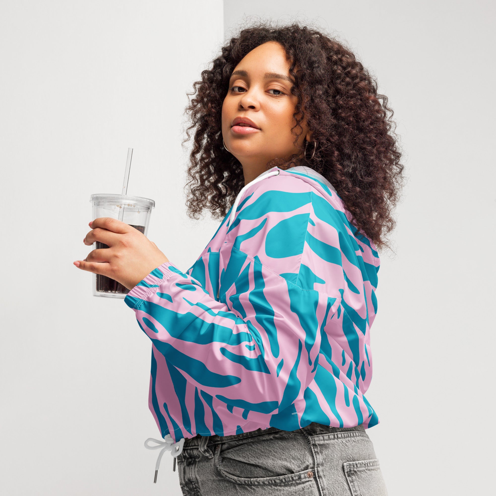 Damen Cropped Windbreaker mit pink-türkisem Animal Design. Auffällige Streetwear für Frauen, designed by, By Just a Girl.