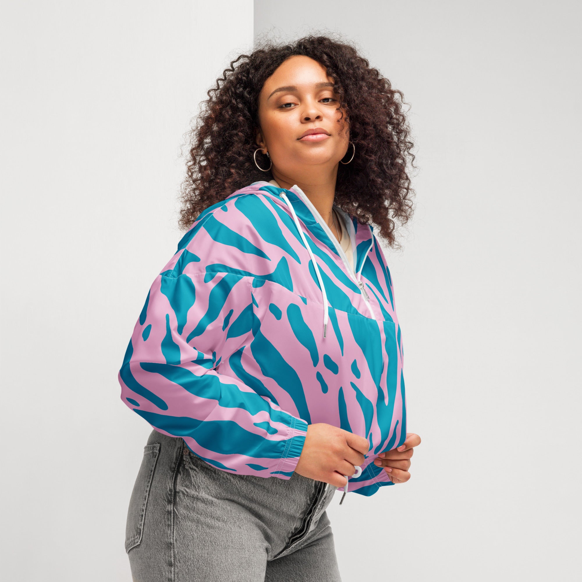 Damen Cropped Windbreaker mit pink-türkisem Animal Design. Auffällige Streetwear für Frauen, designed by, By Just a Girl.