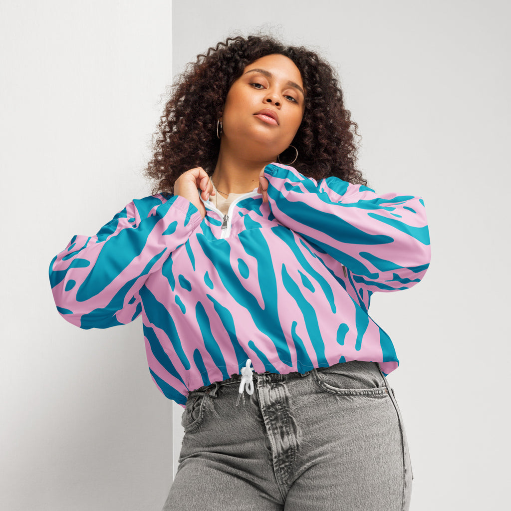 Damen Cropped Windbreaker mit pink-türkisem Animal Design. Auffällige Streetwear für Frauen, designed by, By Just a Girl.