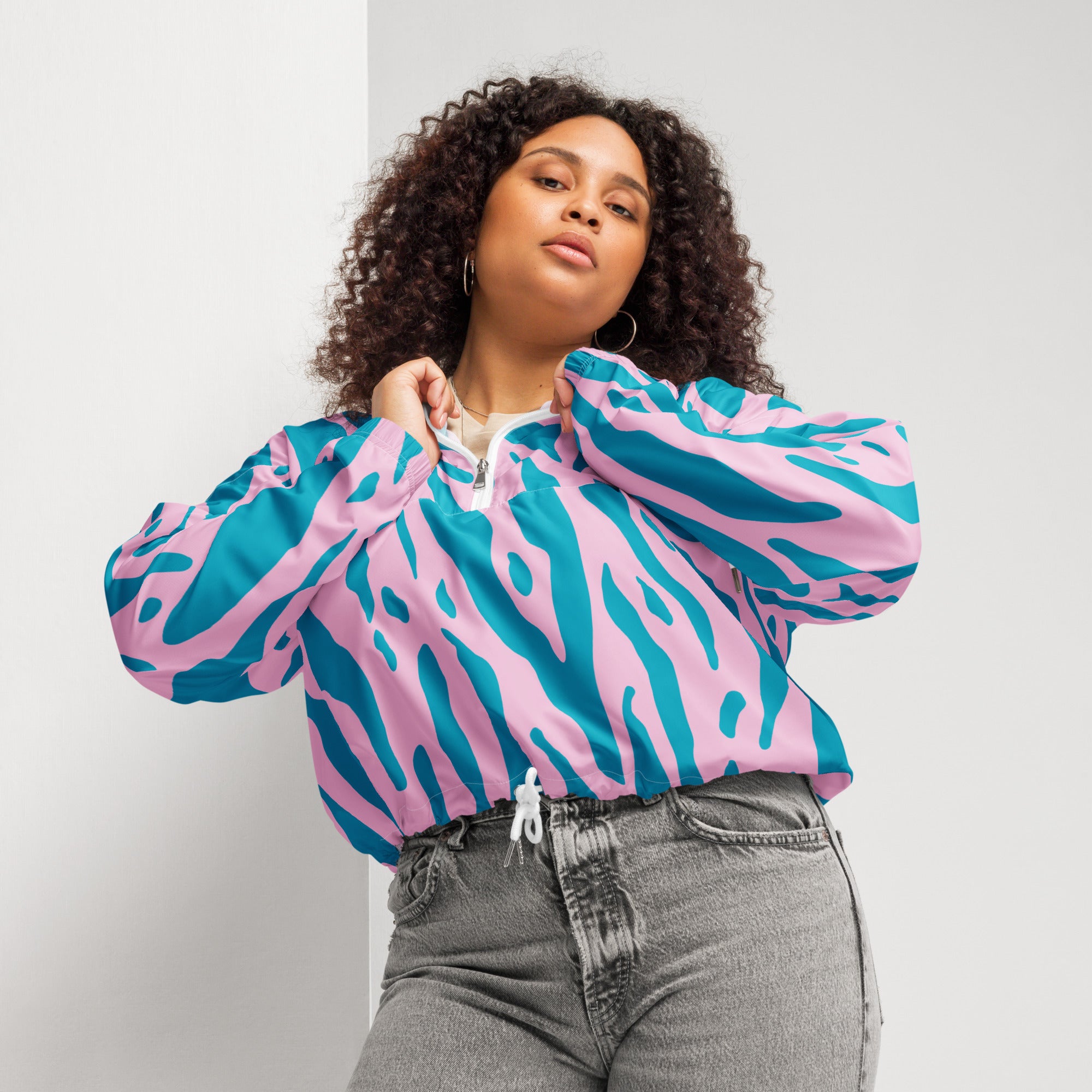 Damen Cropped Windbreaker mit pink-türkisem Animal Design. Auffällige Streetwear für Frauen, designed by, By Just a Girl.