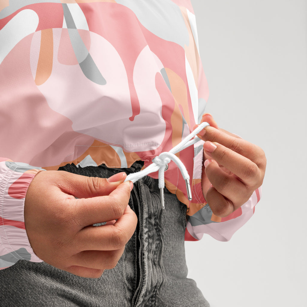 Cropped Windbreaker mit farbenfrohem Flamingo-Muster. Lässiger Streetstyle für Frauen von By Just a Girl.