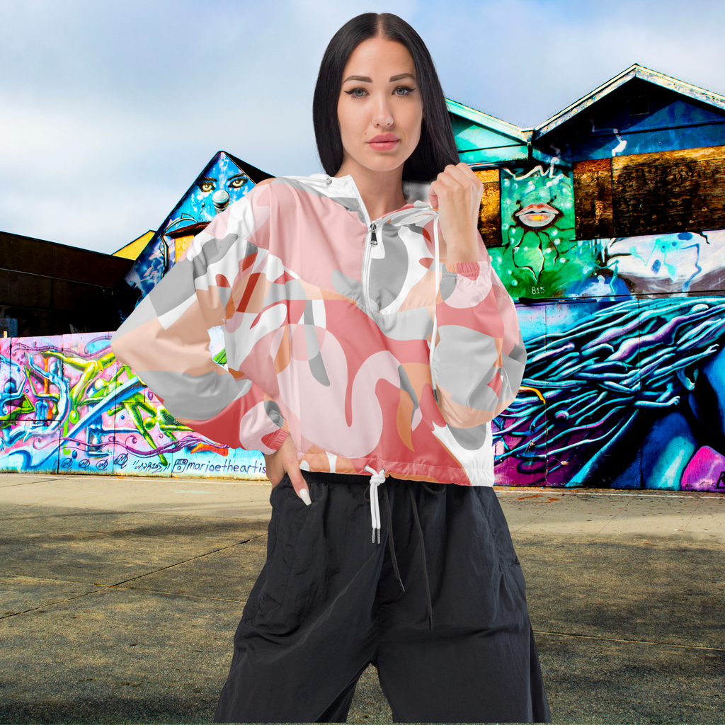 Cropped Windbreaker mit farbenfrohem Flamingo-Muster. Lässiger Streetstyle für Frauen von By Just a Girl.