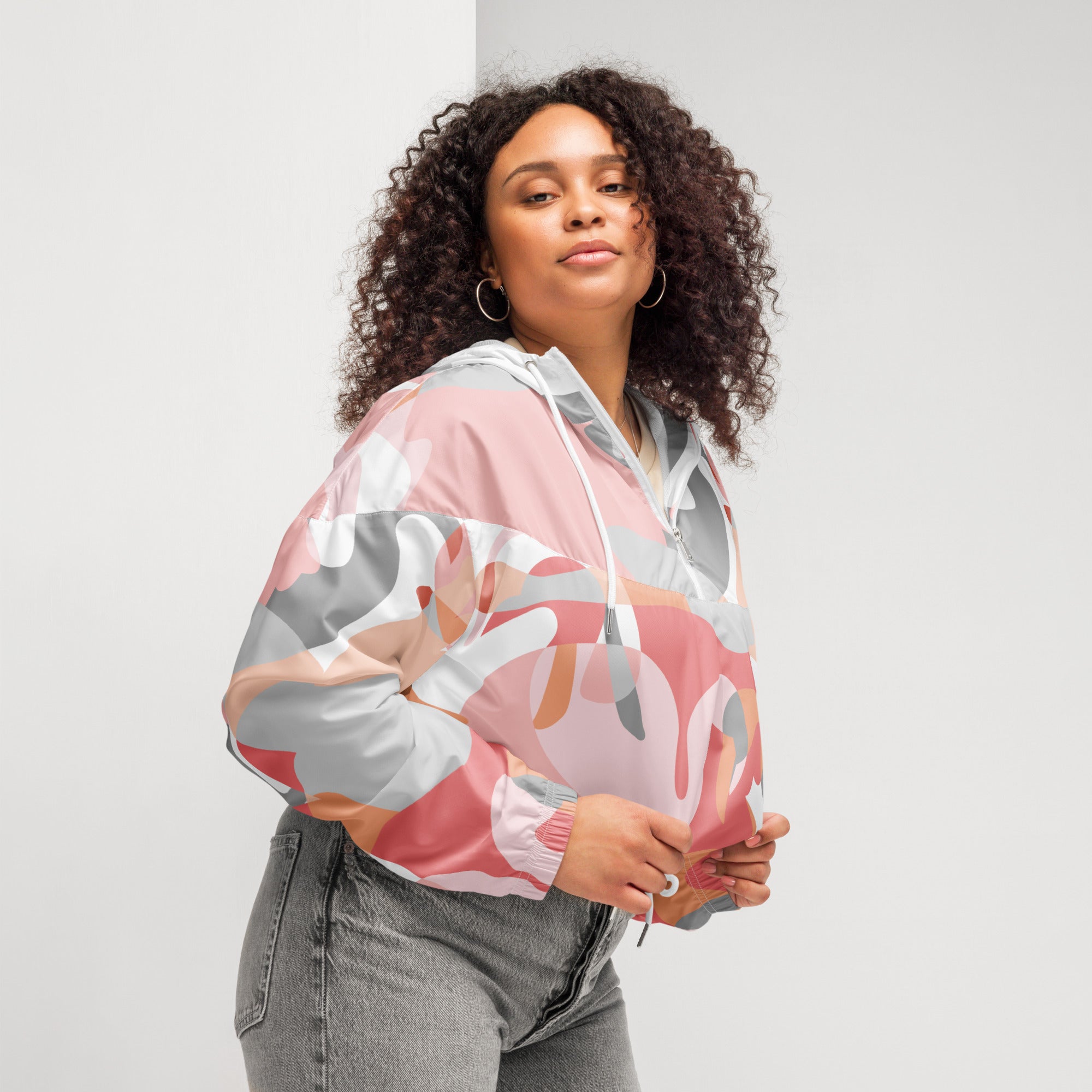 Cropped Windbreaker mit farbenfrohem Flamingo-Muster. Lässiger Streetstyle für Frauen von By Just a Girl.