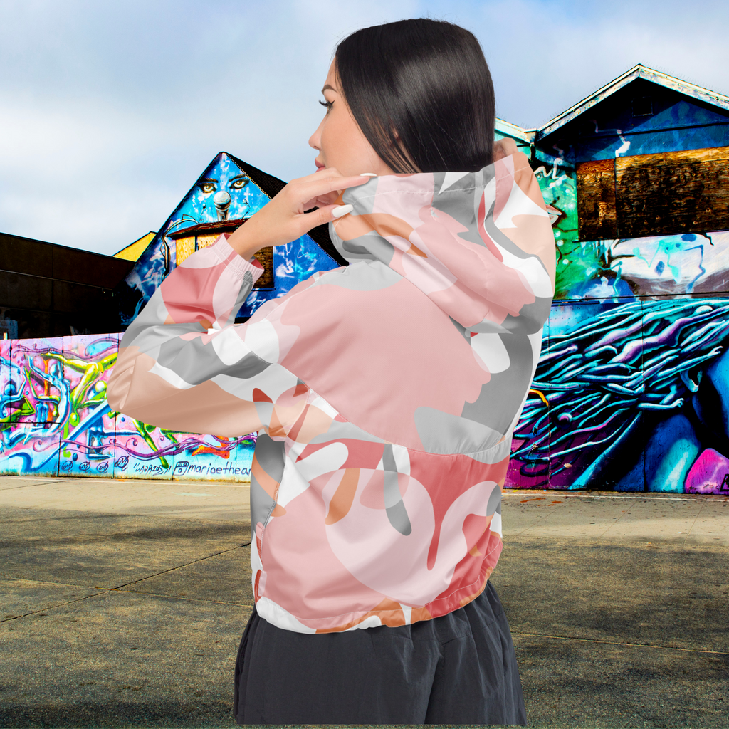 Cropped Windbreaker mit farbenfrohem Flamingo-Muster. Lässiger Streetstyle für Frauen von By Just a Girl.