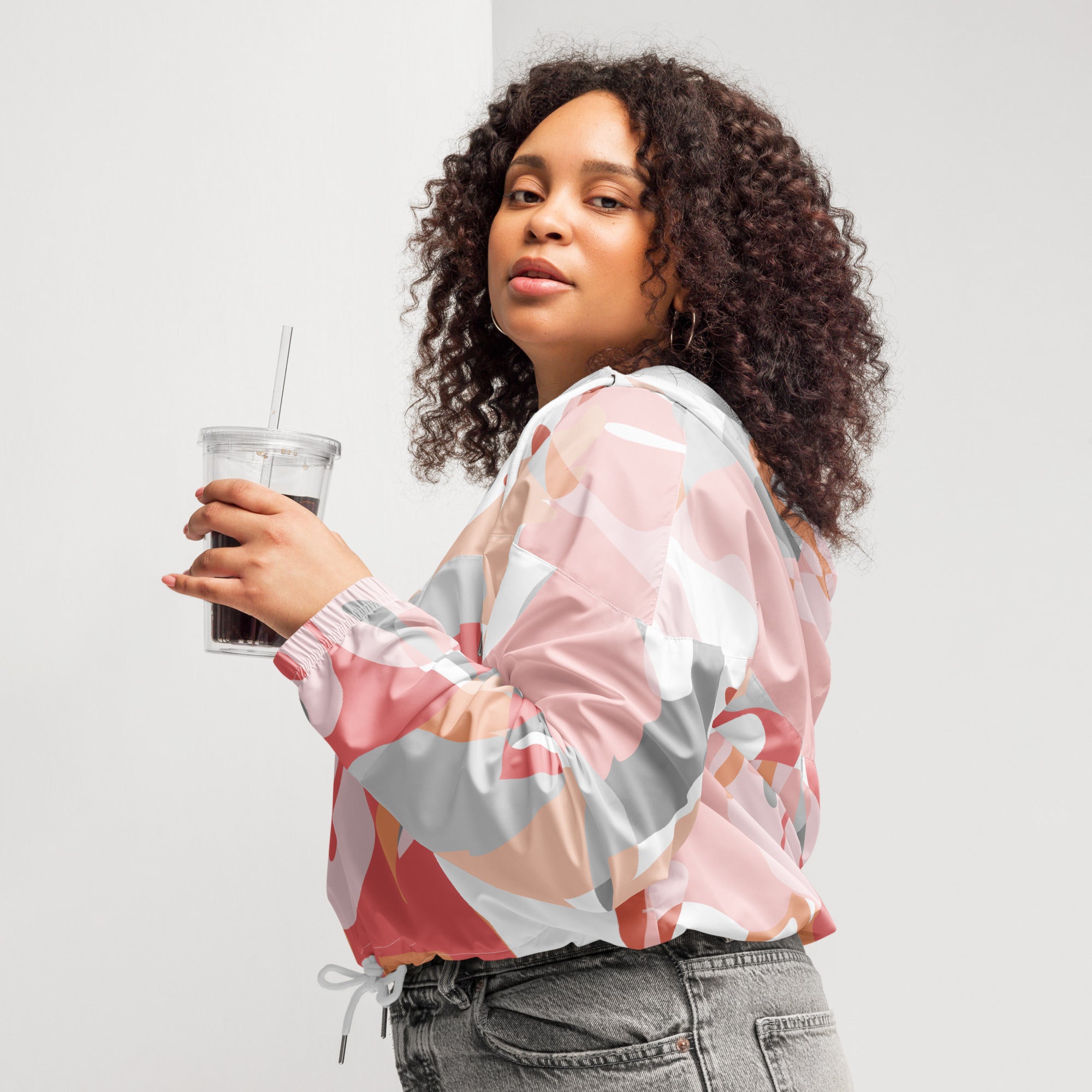 Cropped Windbreaker mit farbenfrohem Flamingo-Muster. Lässiger Streetstyle für Frauen von By Just a Girl.