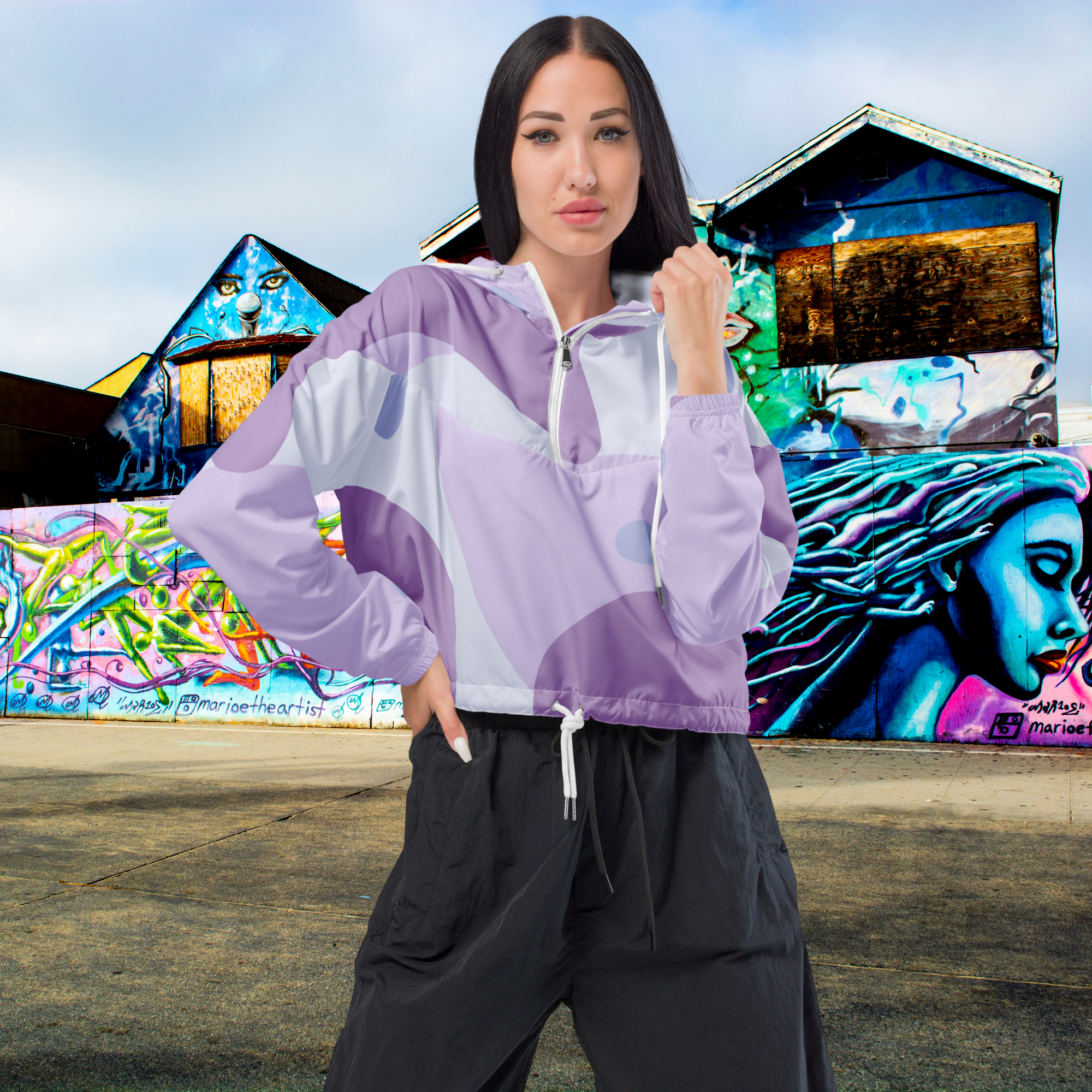 Cropped Windbreaker in zarten Violett Nuancen-Muster. Lässiger Streetstyle für Frauen von By Just a Girl.