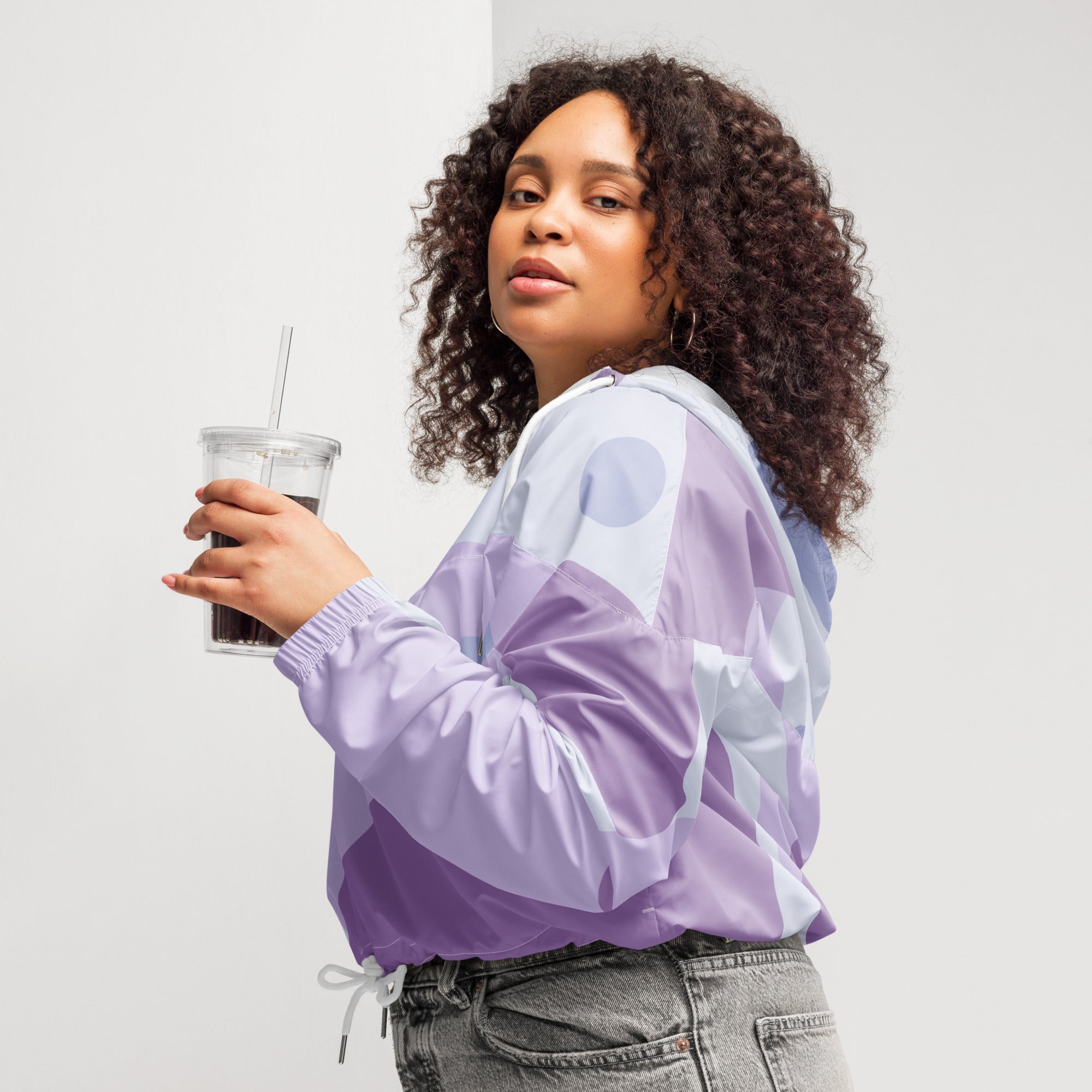 Cropped Windbreaker in zarten Violett Nuancen-Muster. Lässiger Streetstyle für Frauen von By Just a Girl.