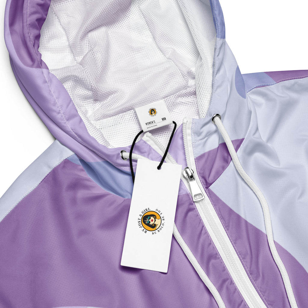 Cropped Windbreaker in zarten Violett Nuancen-Muster. Lässiger Streetstyle für Frauen von By Just a Girl.