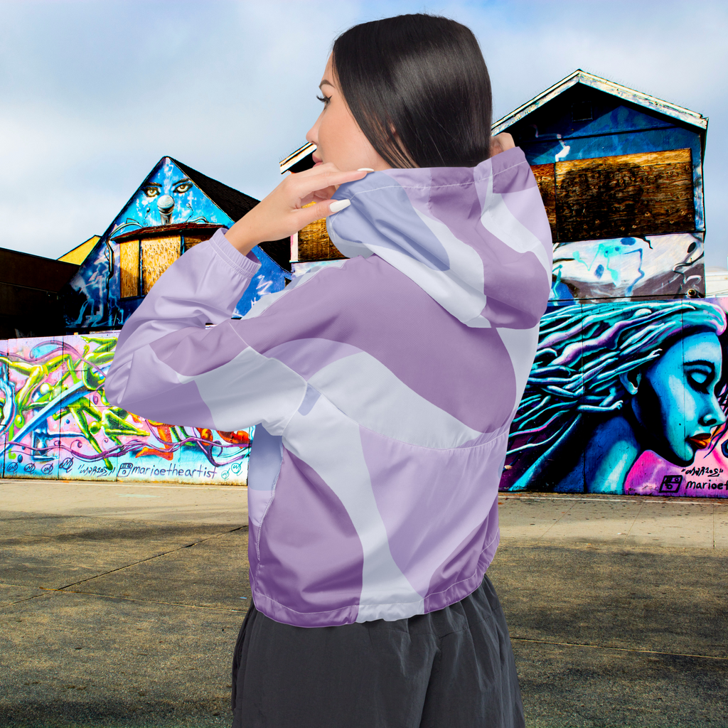 Cropped Windbreaker in zarten Violett Nuancen-Muster. Lässiger Streetstyle für Frauen von By Just a Girl.