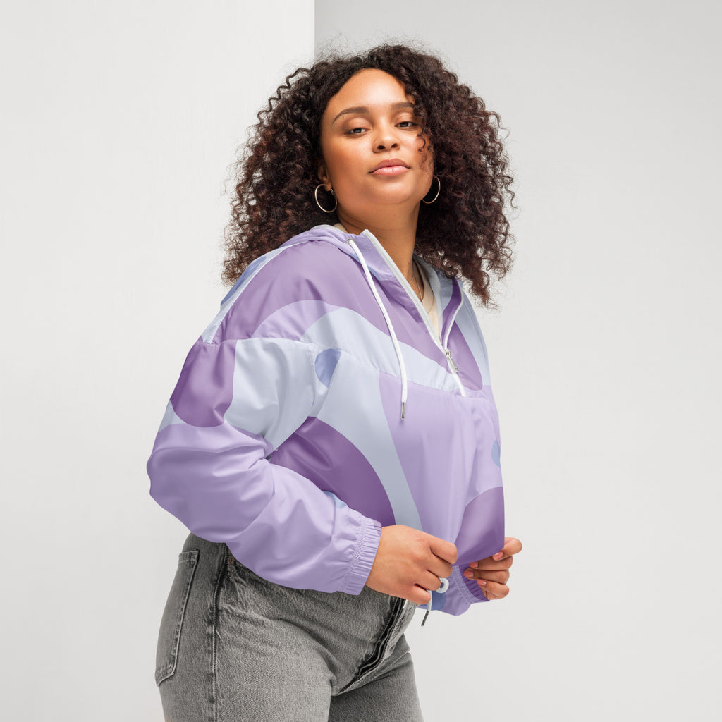 Cropped Windbreaker in zarten Violett Nuancen-Muster. Lässiger Streetstyle für Frauen von By Just a Girl.