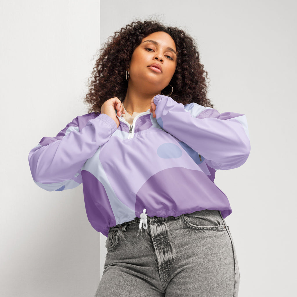 Cropped Windbreaker in zarten Violett Nuancen-Muster. Lässiger Streetstyle für Frauen von By Just a Girl.