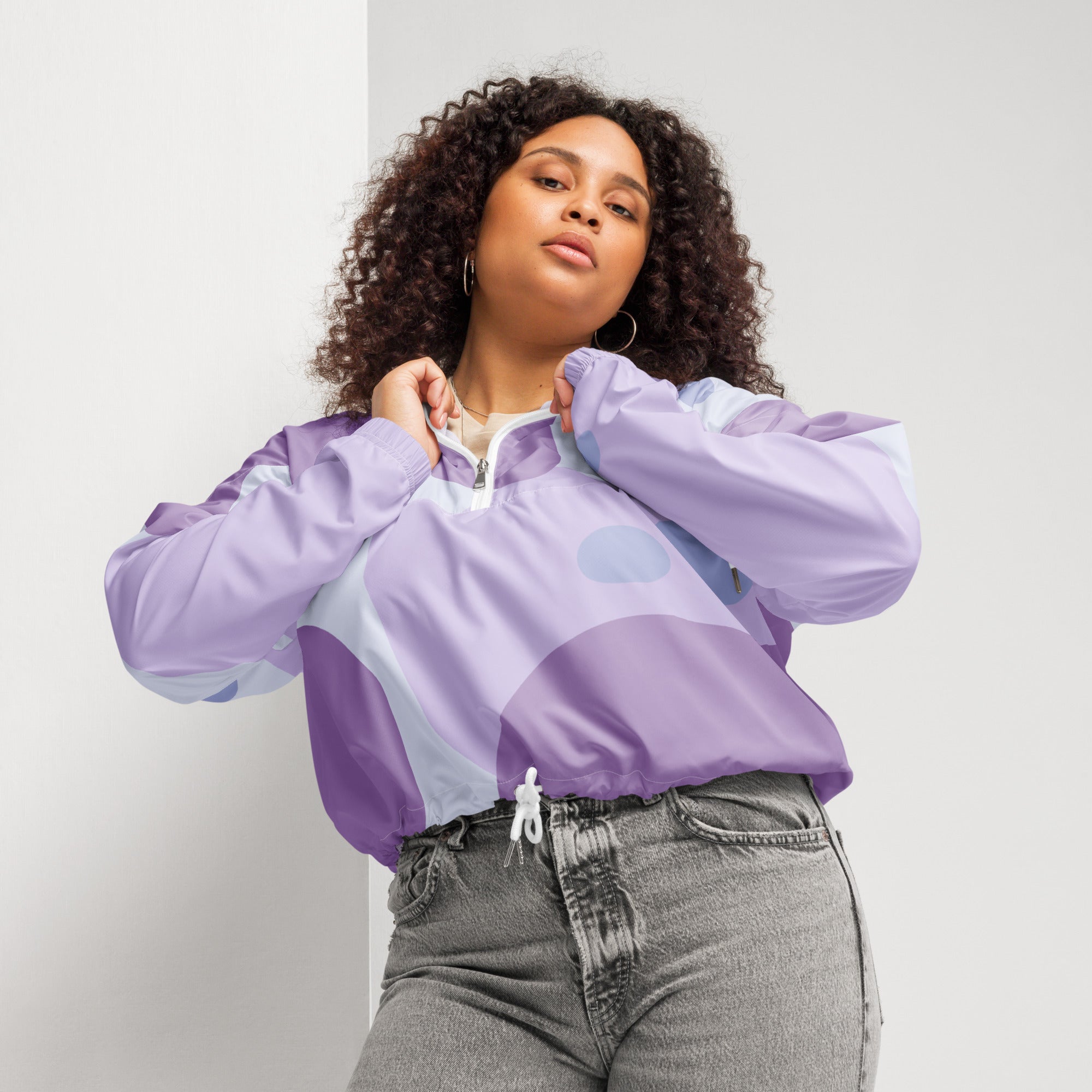 Cropped Windbreaker in zarten Violett Nuancen-Muster. Lässiger Streetstyle für Frauen von By Just a Girl.