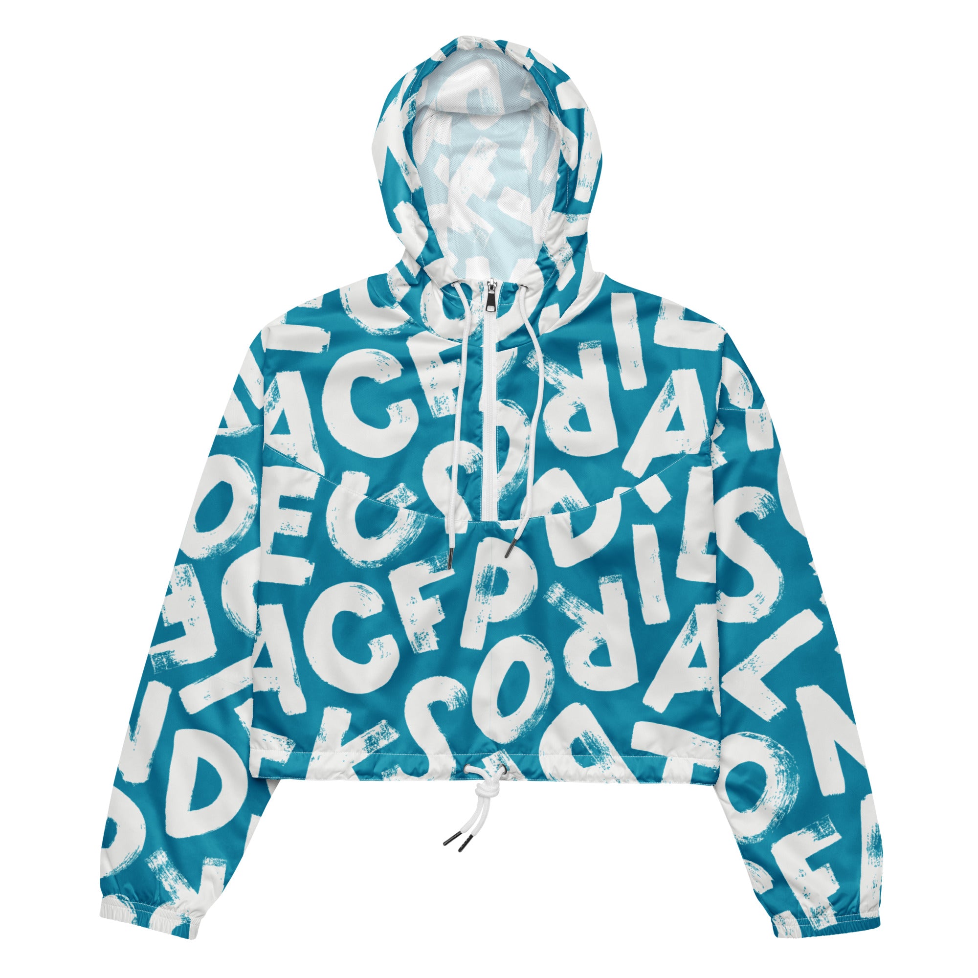 Ein Damen Cropped Windbreaker in Türkis mit einem Muster aus großen, weißen und unregelmäßig geformten Buchstaben. Die Jacke hat eine Kapuze, einen halben Reißverschluss, weiße Kordeln und einen verstellbaren Saum. Die Jacke ist flach ausgebreitet.