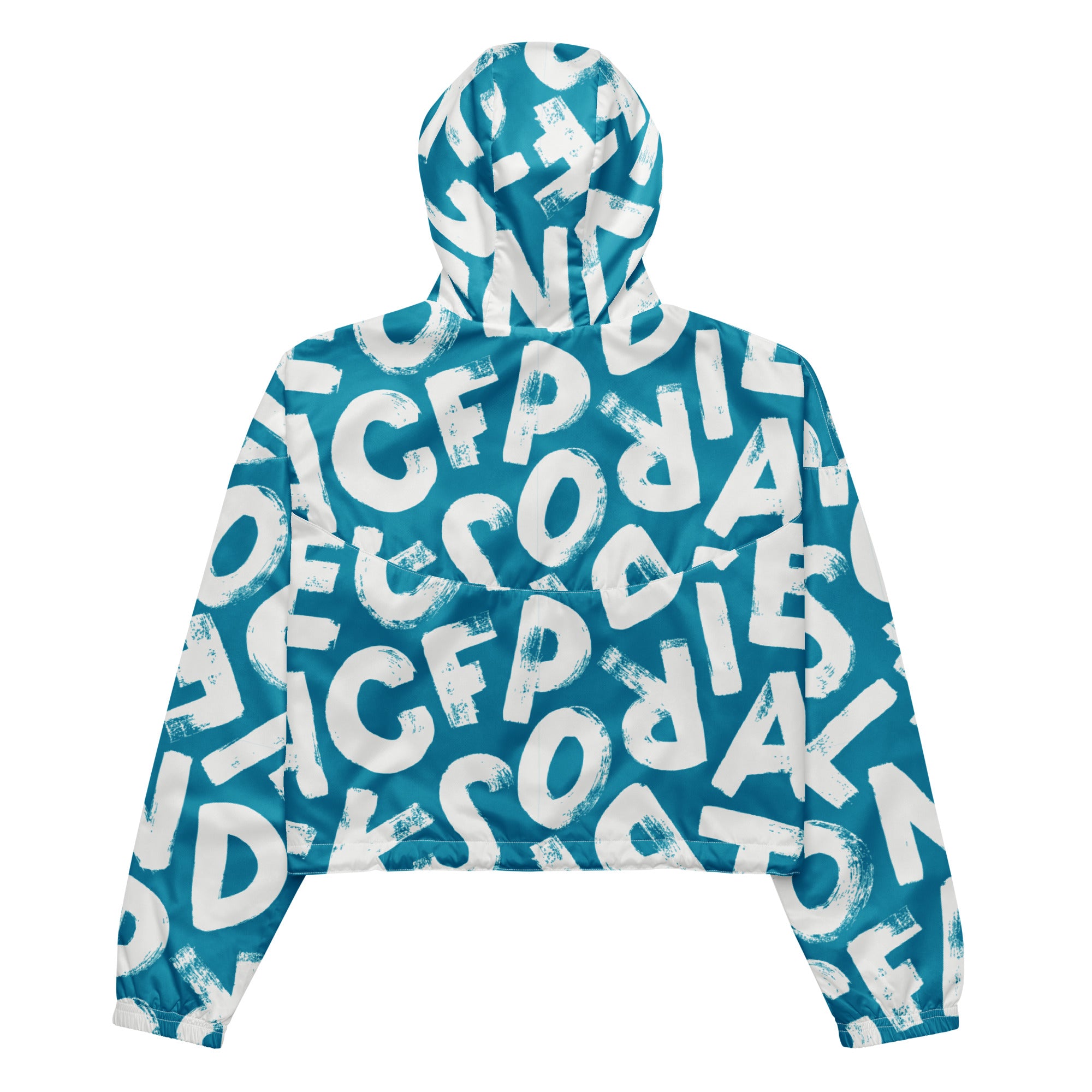 Ein Damen Cropped Windbreaker in Türkis mit einem Muster aus großen, weißen und unregelmäßig geformten Buchstaben. Die Jacke hat eine Kapuze, einen halben Reißverschluss, weiße Kordeln und einen verstellbaren Saum. Die Jacke ist flach ausgebreitet.