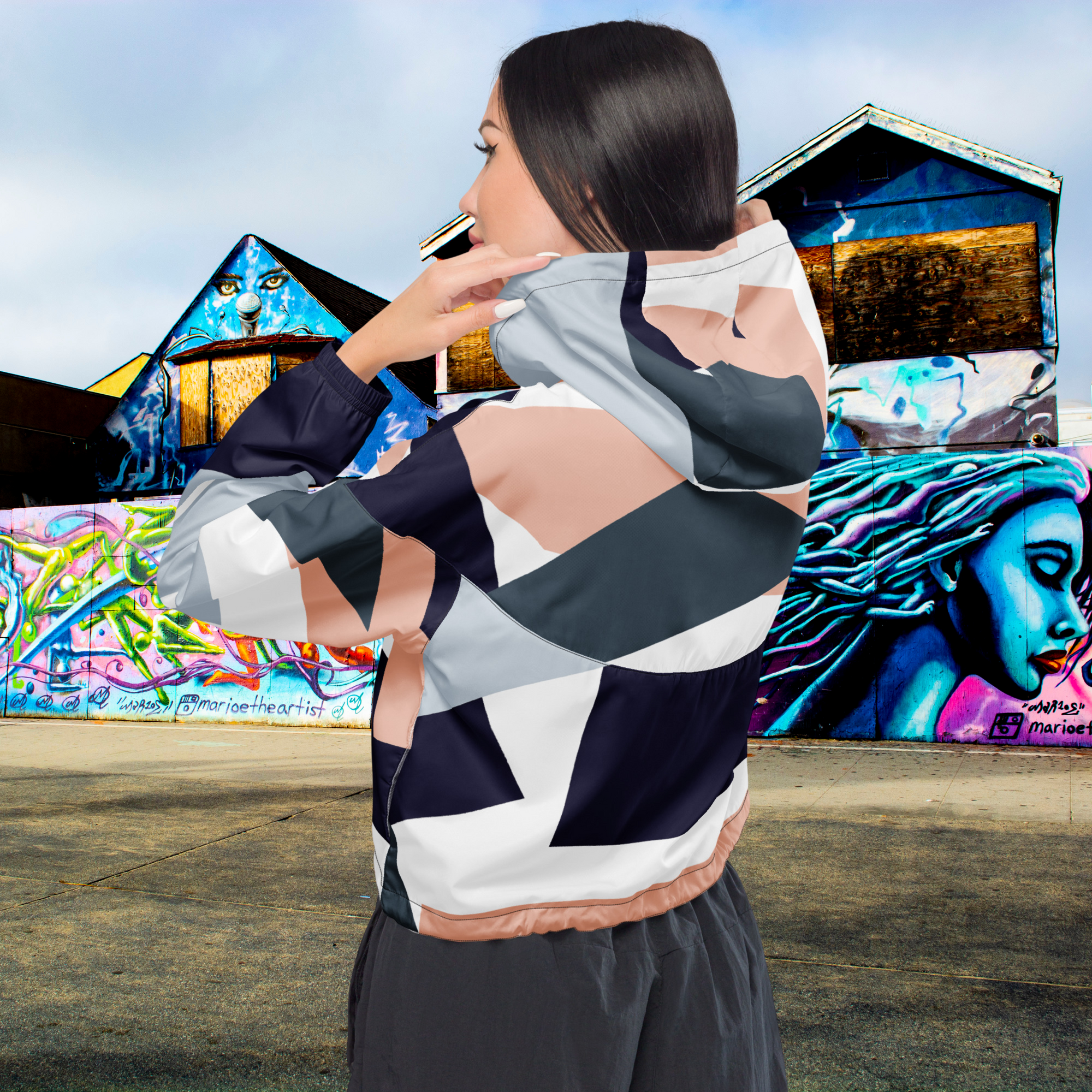 Cropped Windbreaker mit Stylischem Block Muster. Lässiger Streetstyle für Frauen von By Just a Girl.