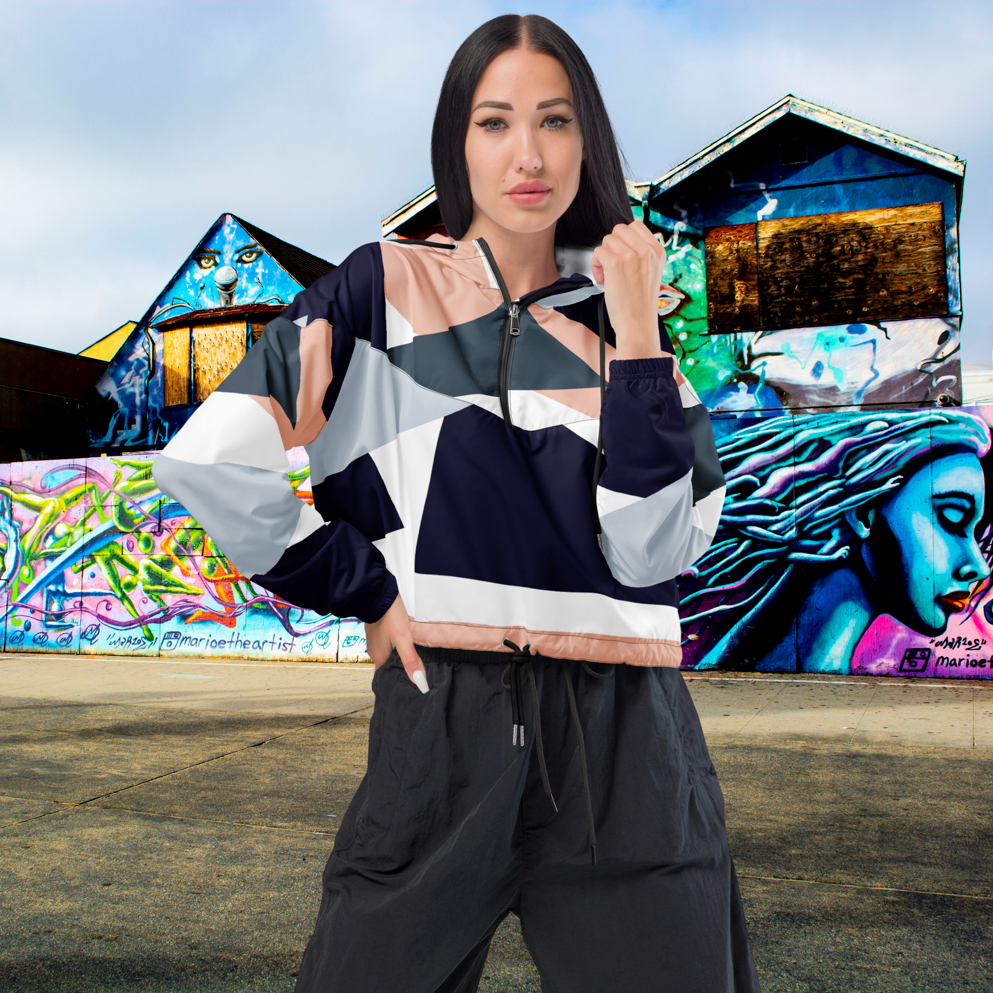 Cropped Windbreaker mit Stylischem Block Muster. Lässiger Streetstyle für Frauen von By Just a Girl.