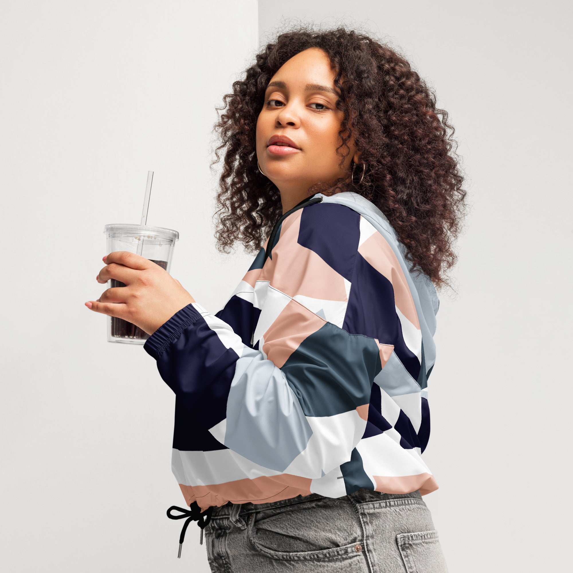 Cropped Windbreaker mit Stylischem Block Muster. Lässiger Streetstyle für Frauen von By Just a Girl.