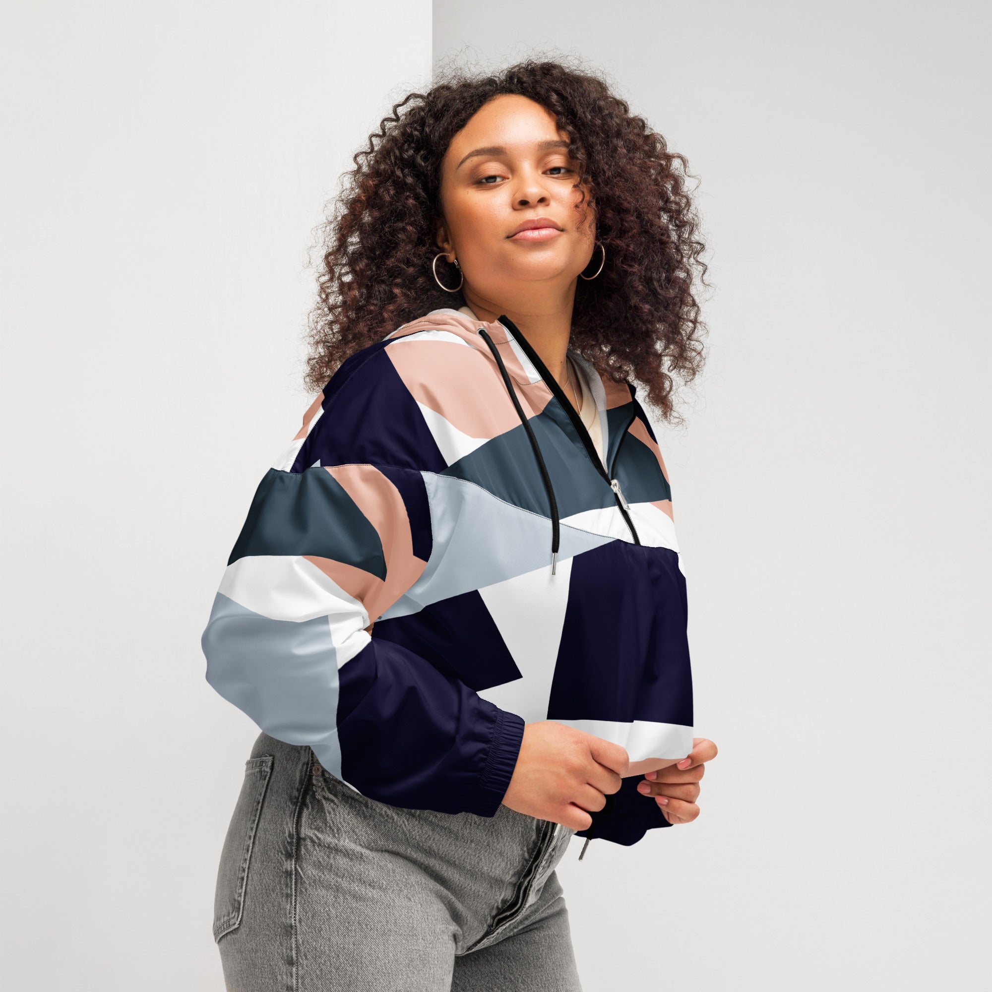 Cropped Windbreaker mit Stylischem Block Muster. Lässiger Streetstyle für Frauen von By Just a Girl.