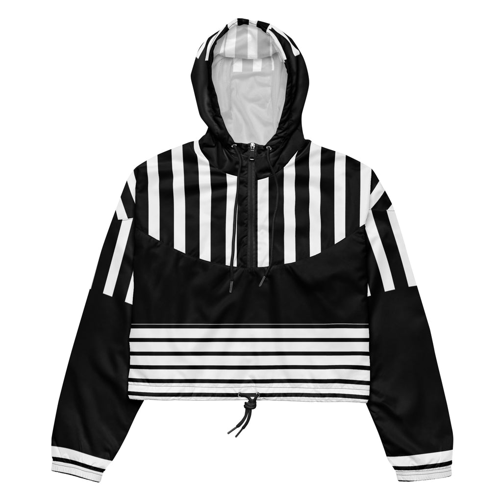 Ein Damen Cropped Windbreaker in Schwarz und Weiß mit einem markanten vertikalen und horizontalen Streifenmuster. Der obere Bereich und die Kapuze zeigen vertikale Streifen, während die Mitte schwarz ist und die untere Hälfte breite horizontale Streifen aufweist. Die Jacke hat einen halben Reißverschluss, schwarze Kordeln und einen verstellbaren Saum. By Just a Girl.
