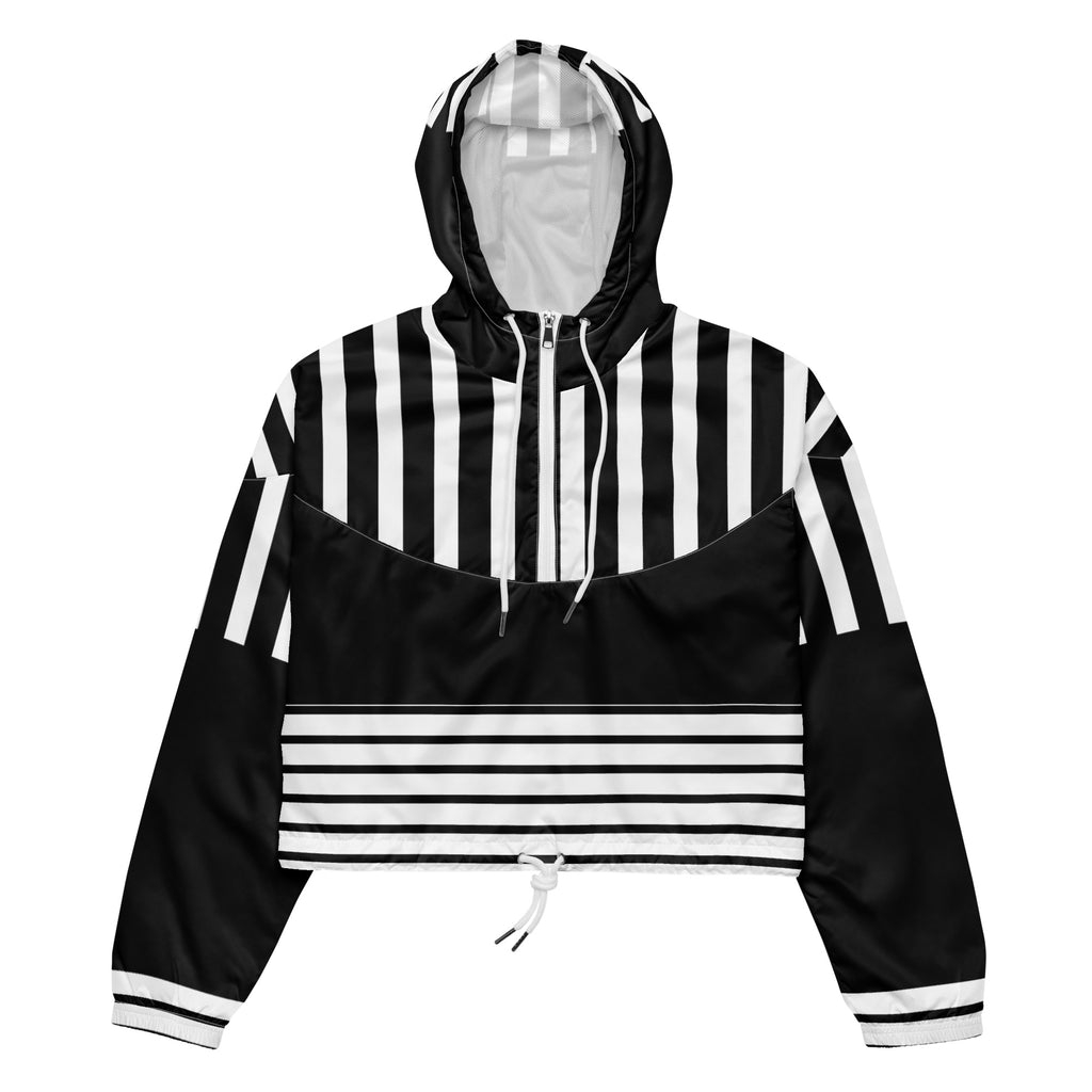 Ein Damen Cropped Windbreaker in Schwarz und Weiß mit einem markanten vertikalen und horizontalen Streifenmuster. Der obere Bereich und die Kapuze zeigen vertikale Streifen, während die Mitte schwarz ist und die untere Hälfte breite horizontale Streifen aufweist. Die Jacke hat einen halben Reißverschluss, schwarze Kordeln und einen verstellbaren Saum. Mockup Girl vordere ansicht By Just a Girl.