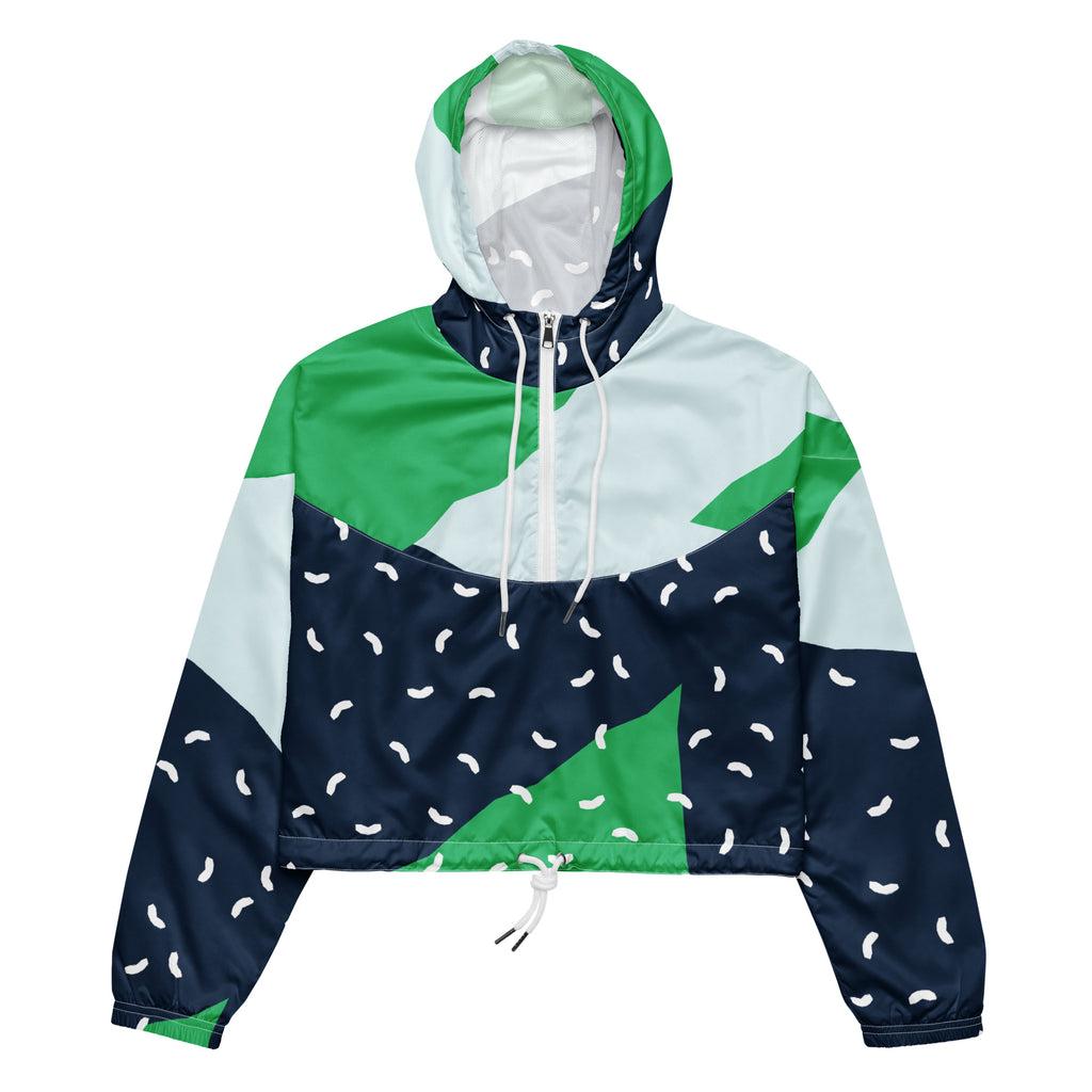 Ein Damen Cropped Windbreaker mit einem modernen, geometrischen Blockmuster in Dunkelblau, hellem Mintgrün und strahlendem Grün. Der dunkelblaue Bereich ist zusätzlich mit kleinen weißen, unregelmäßigen Strichformen versehen. Die Jacke hat eine Kapuze, einen halben Reißverschluss mit weißen Kordeln und einen verstellbaren Saum. By Just a Girl.