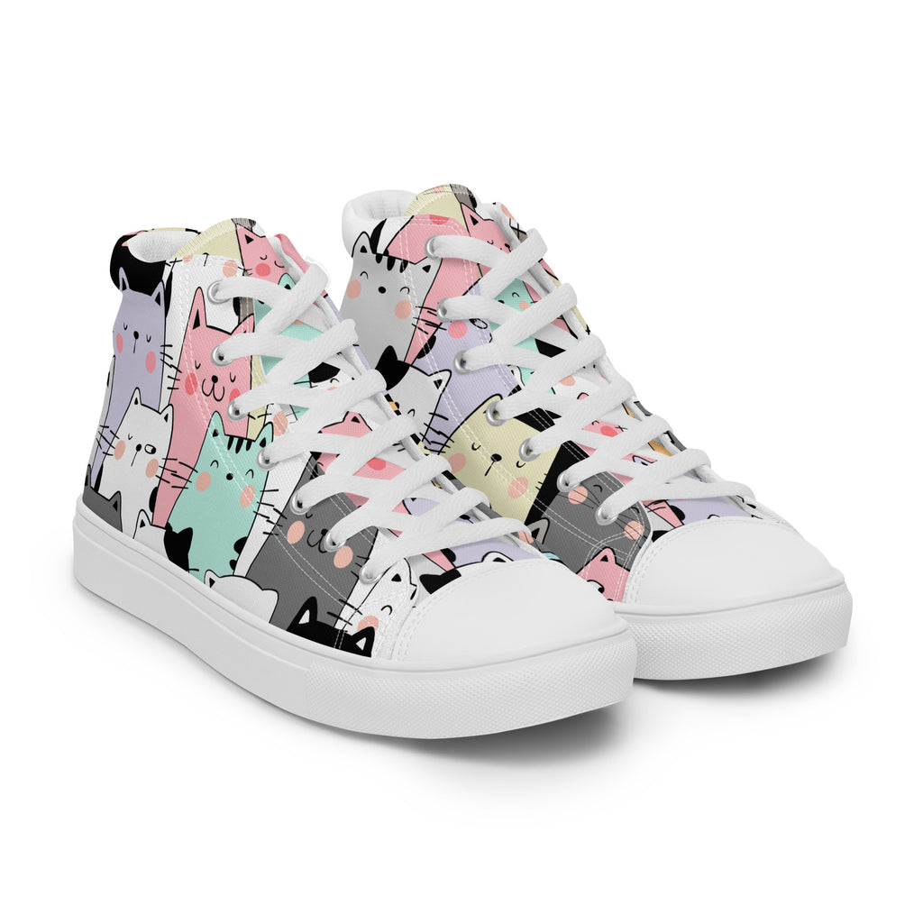 Ansicht von vorne der weißen High-Top-Sneaker mit einem dichten Muster aus verschiedenfarbigen Cartoon-Katzenköpfen. Die Katzen sind in Pastelltönen wie Rosa, Hellblau, Grau und Violett gehalten. Die Schnürsenkel und Zehenkappen sind weiß. Designed, by Just a Girl.