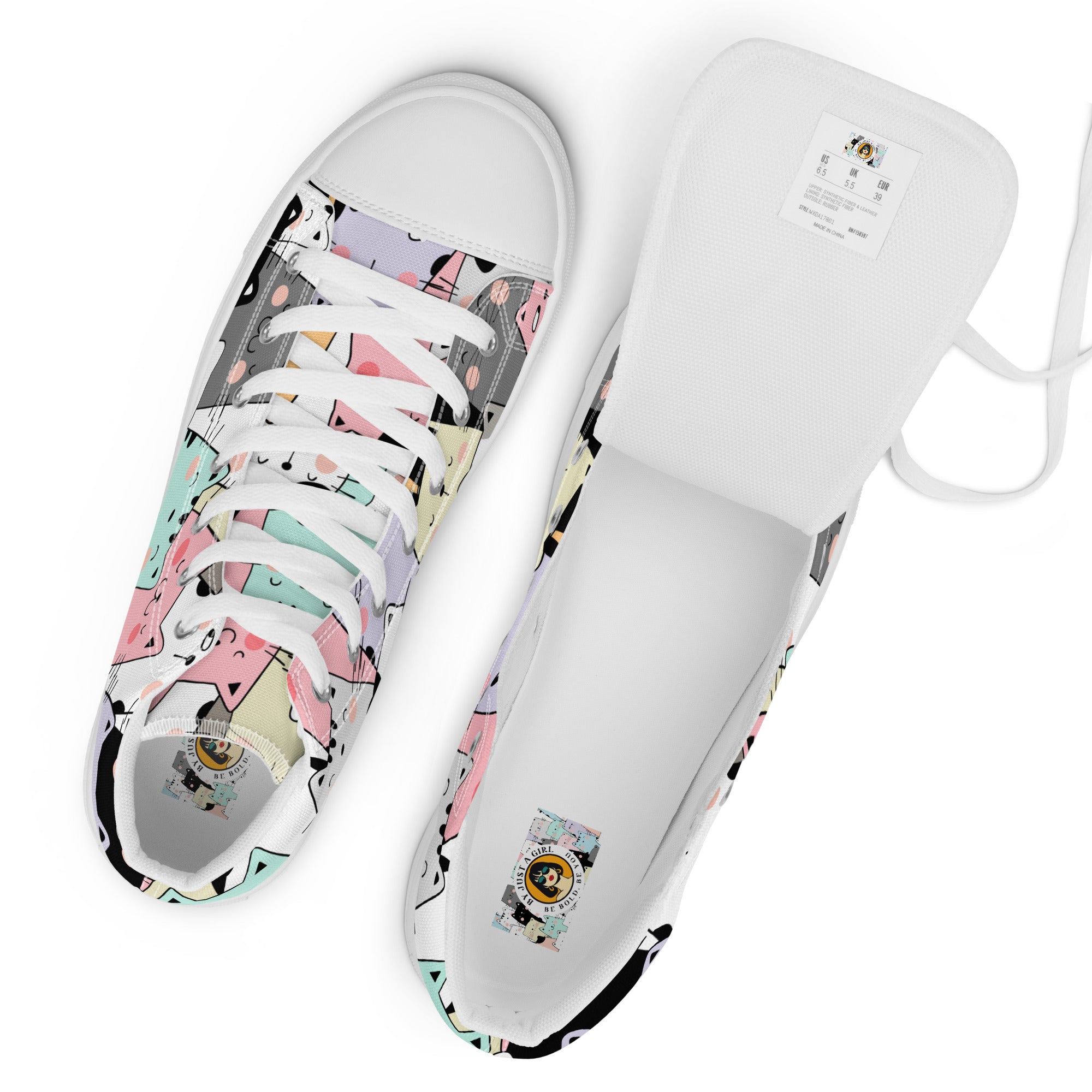 Ansicht von oben der weißen High-Top-Sneaker mit einem dichten Muster aus verschiedenfarbigen Cartoon-Katzenköpfen. Die Katzen sind in Pastelltönen wie Rosa, Hellblau, Grau und Violett gehalten. Die Schnürsenkel und Zehenkappen sind weiß. Designed, by Just a Girl.