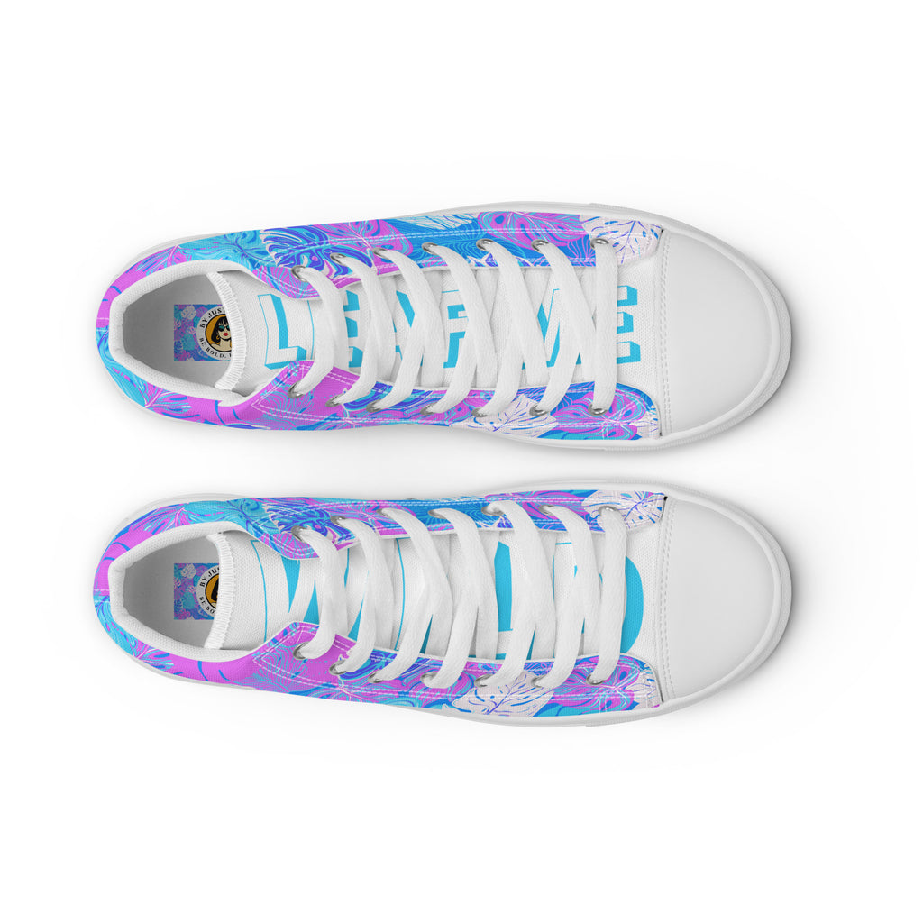 Ansicht von oben der  High-Top-Canvas-Sneaker mit einem Muster aus tropischen Blättern in Blau, Lila und Pink. Die Sohlen, Zehenkappen und Schnürsenkel sind weiß. Die weißen Schuhzungen sind mit blauem Text "Leaf me" auf dem einen Schuh und "Wild" auf dem anderen beschriftet. Designed, by Just a Girl.