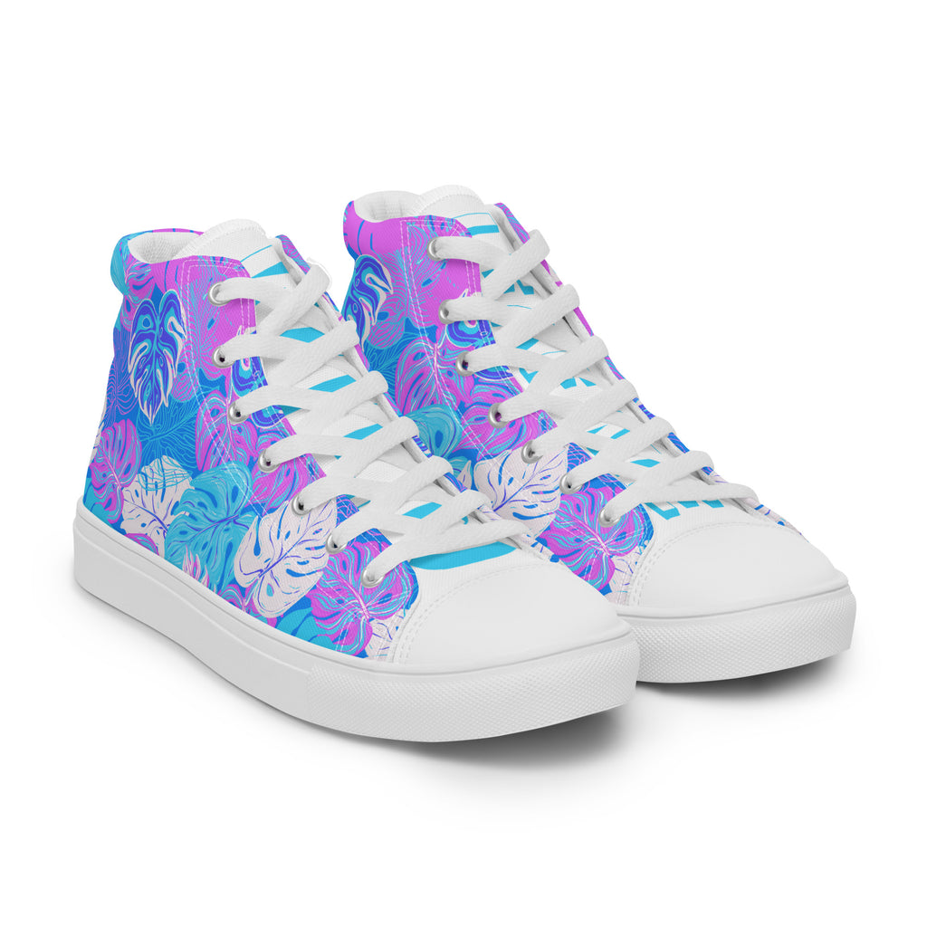 Ansicht von vorne der High-Top-Canvas-Sneaker mit einem Muster aus tropischen Blättern in Blau, Lila und Pink. Die Sohlen, Zehenkappen und Schnürsenkel sind weiß. Die weißen Schuhzungen sind mit blauem Text "Leaf me" auf dem einen Schuh und "Wild" auf dem anderen beschriftet. Designed, by Just a Girl.